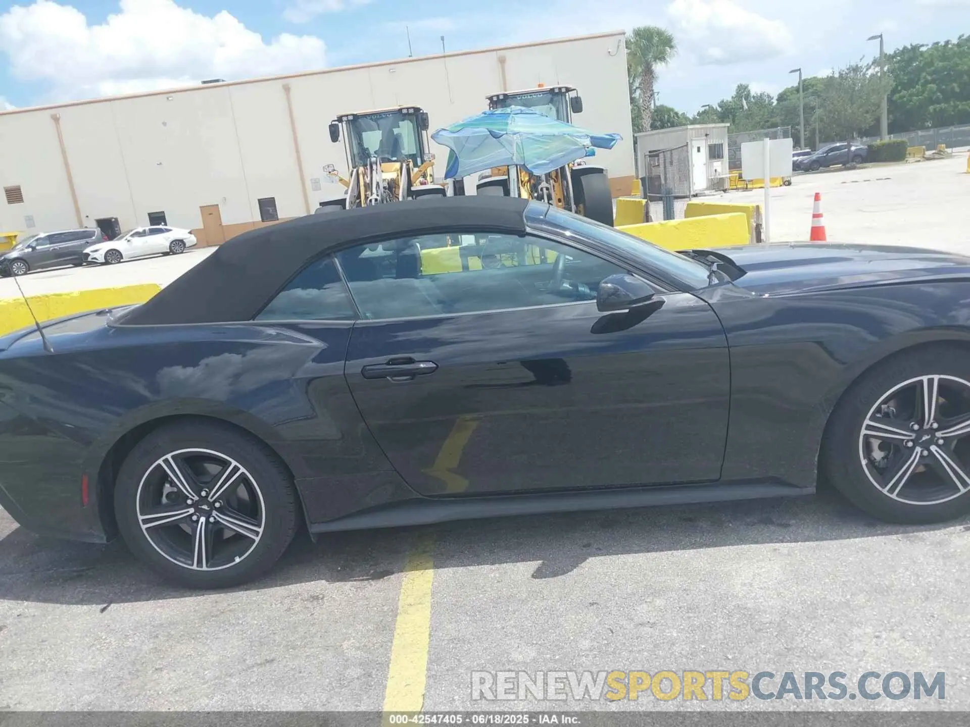 14 Photograph of a damaged car 1FAGP8UH0S5105979 FORD MUSTANG 2025