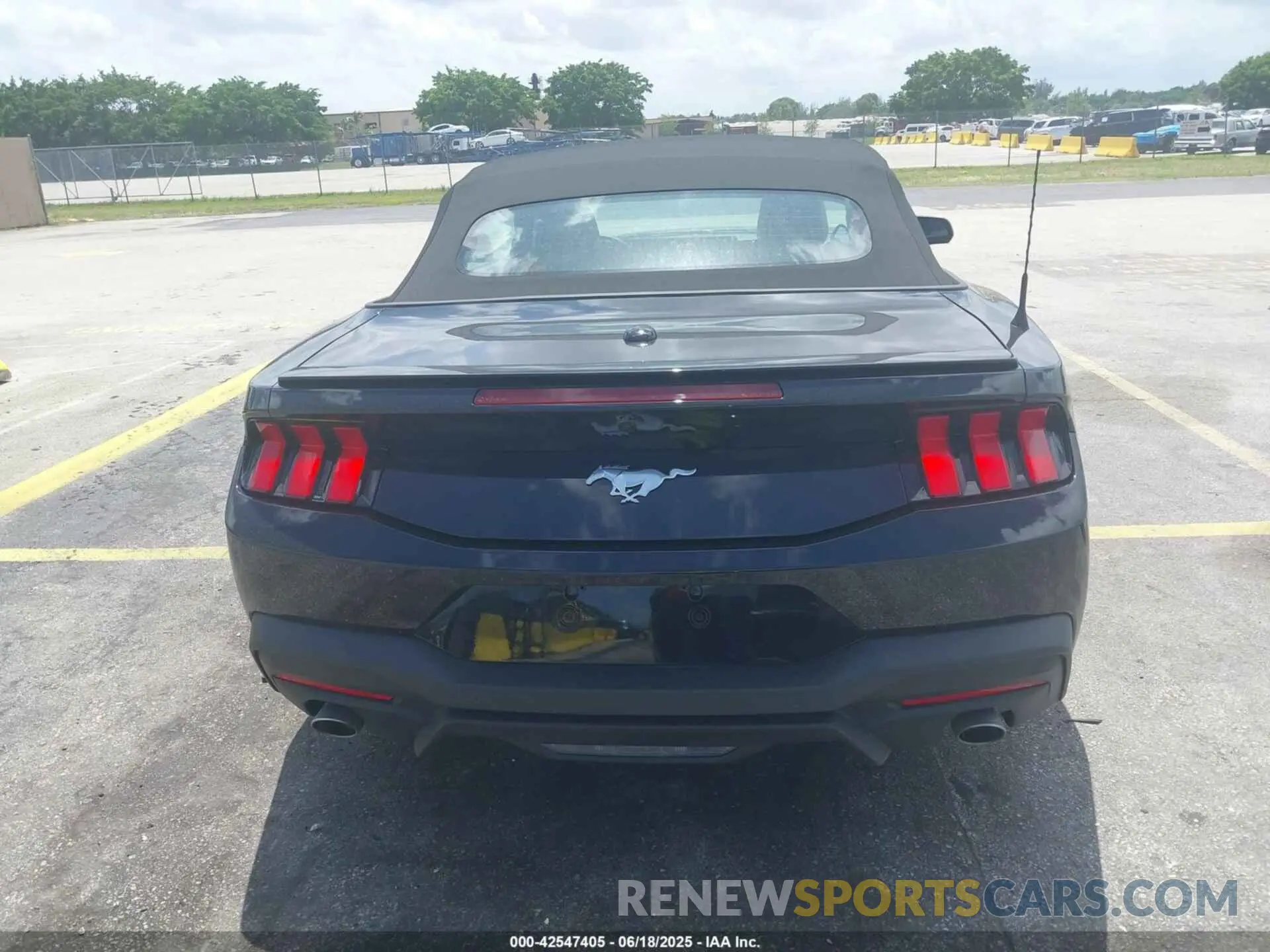 17 Photograph of a damaged car 1FAGP8UH0S5105979 FORD MUSTANG 2025