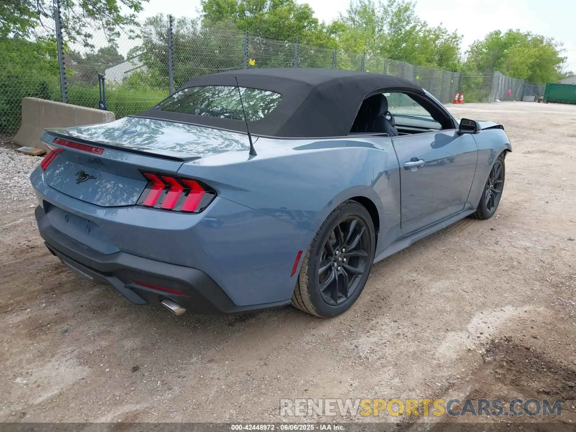 4 Photograph of a damaged car 1FAGP8UH0S5109787 FORD MUSTANG 2025