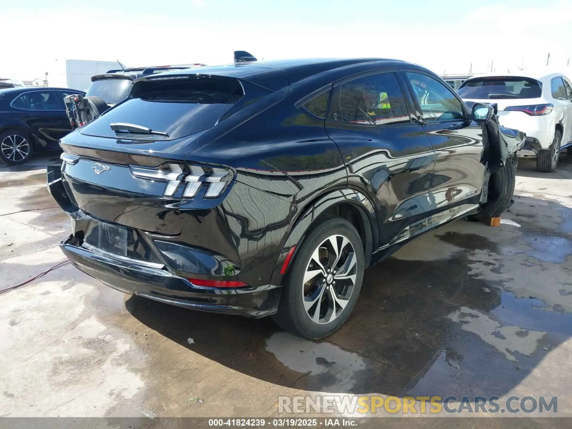 4 Photograph of a damaged car 3FMTK3R72NMA15608 FORD MUSTANG MACH-E 2022