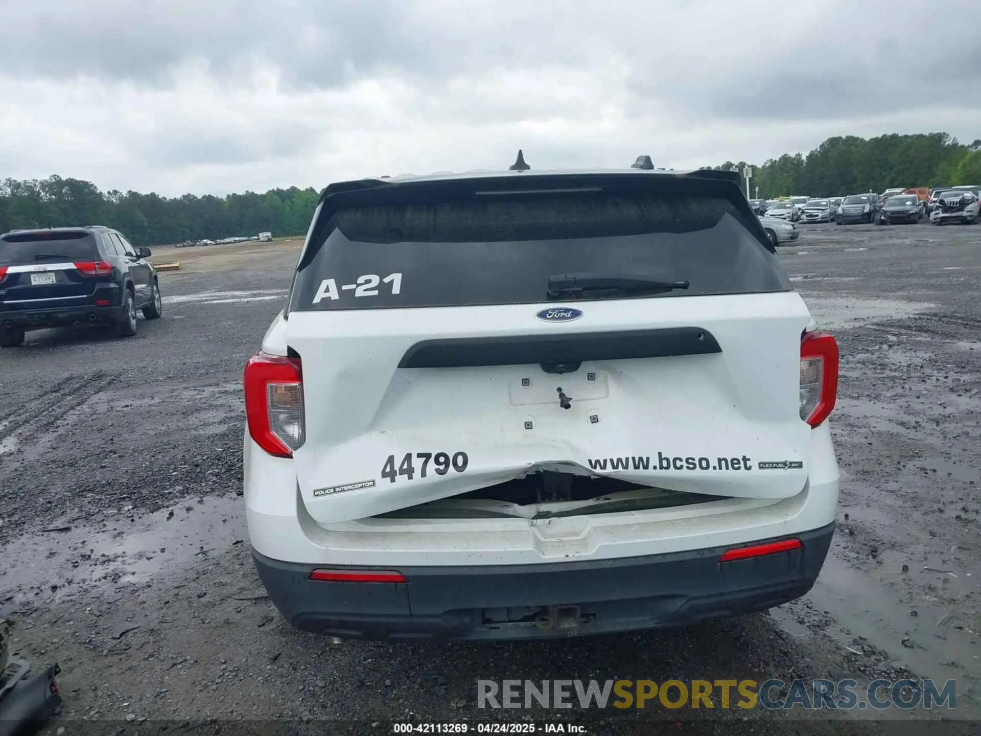 17 Photograph of a damaged car 1FM5K8AB6NGA40303 FORD POLICE INTERCEPTOR 2022