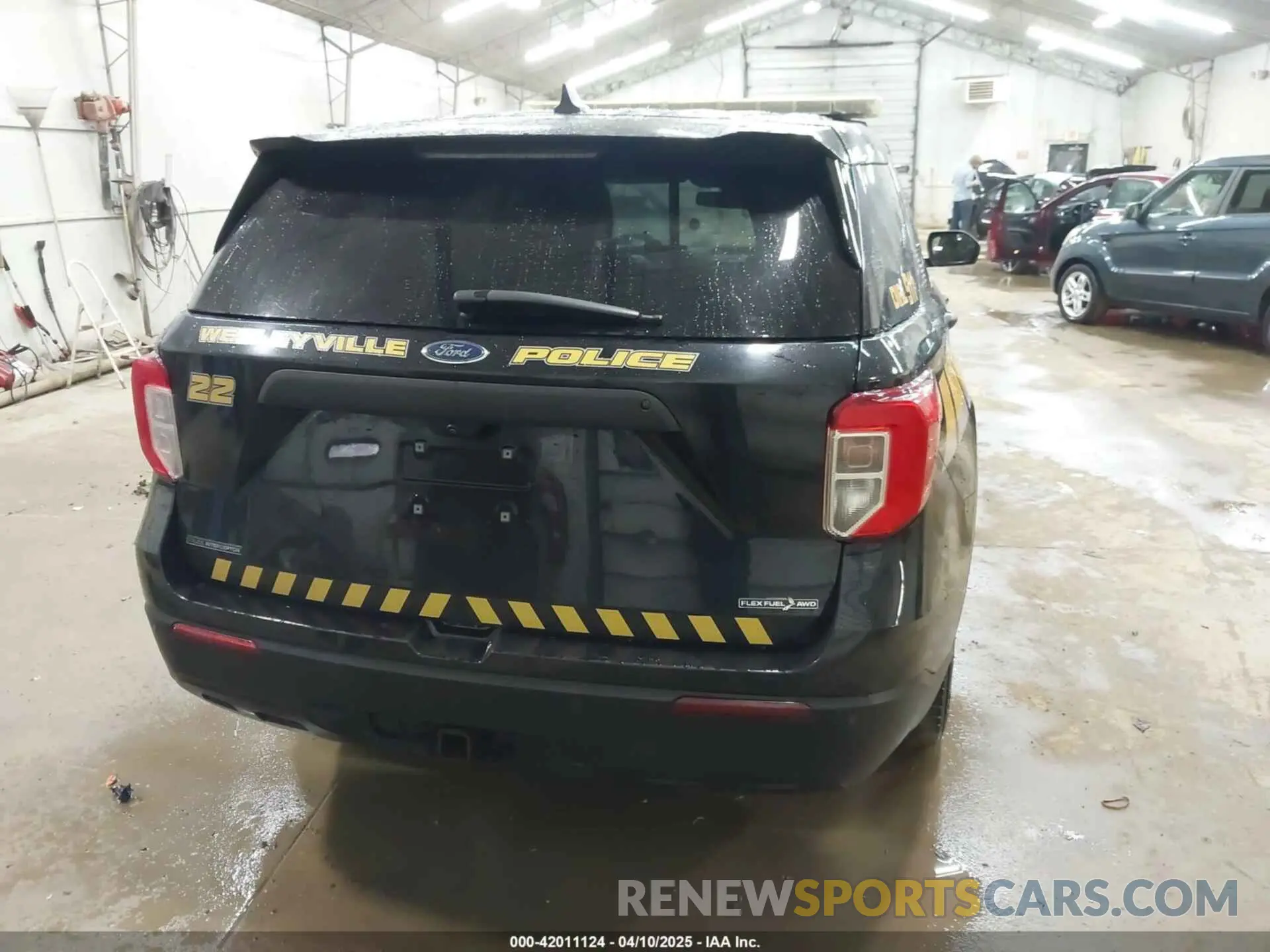 16 Photograph of a damaged car 1FM5K8AB9NGA00278 FORD POLICE INTERCEPTOR 2022