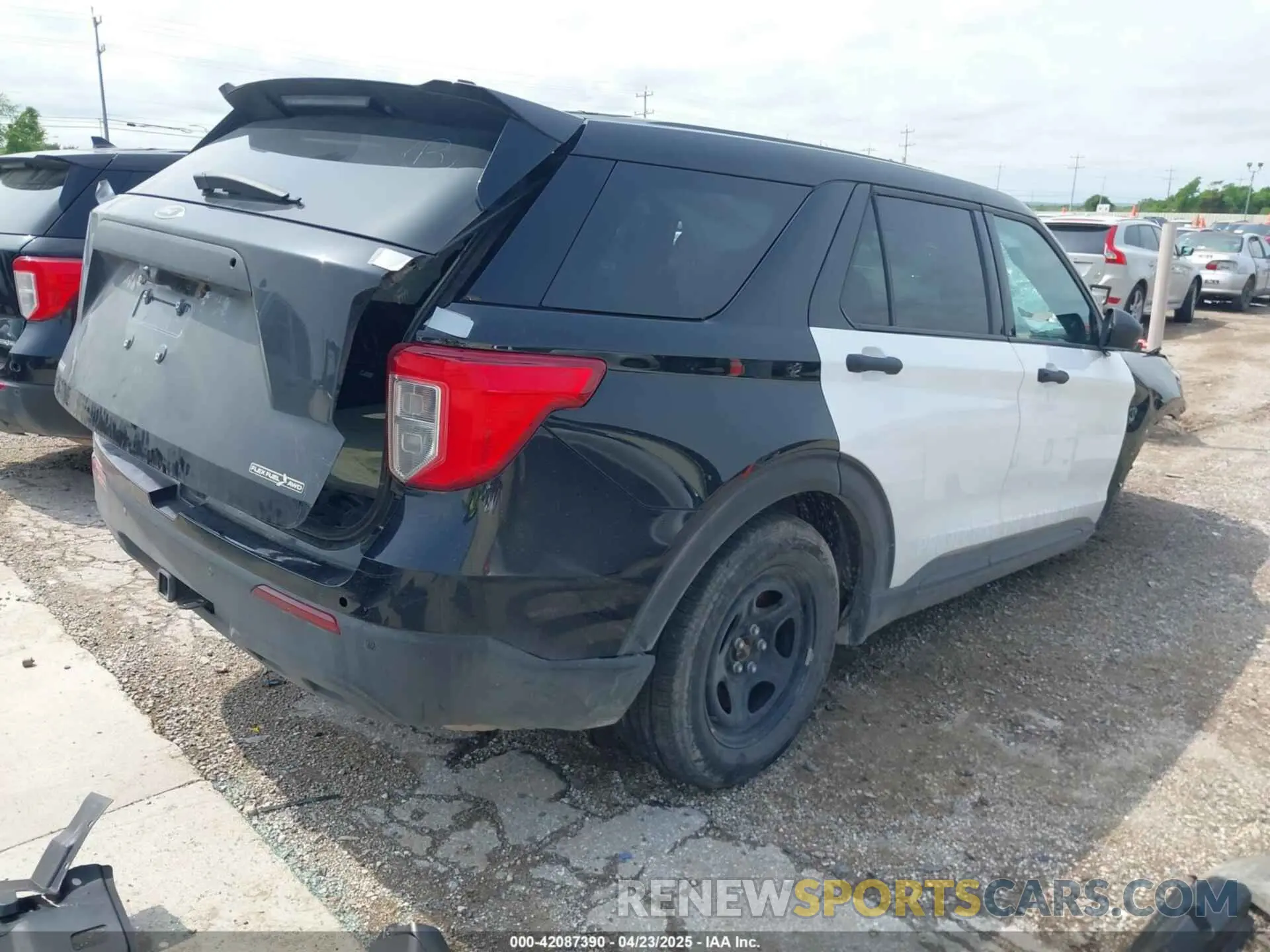 4 Photograph of a damaged car 1FM5K8AB5PGC00433 FORD POLICE INTERCEPTOR 2023