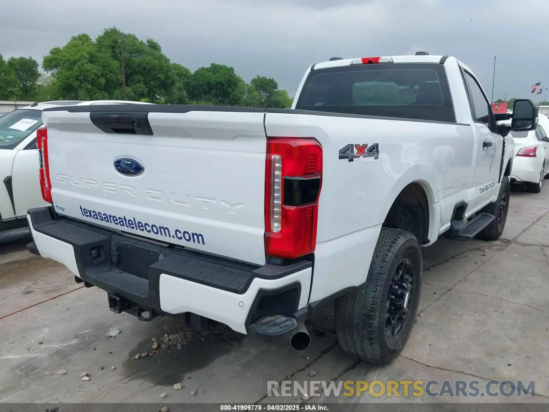 4 Photograph of a damaged car 1FTRF3BA2RED11667 FORD SUPER DUTY F-350 SRW 2024