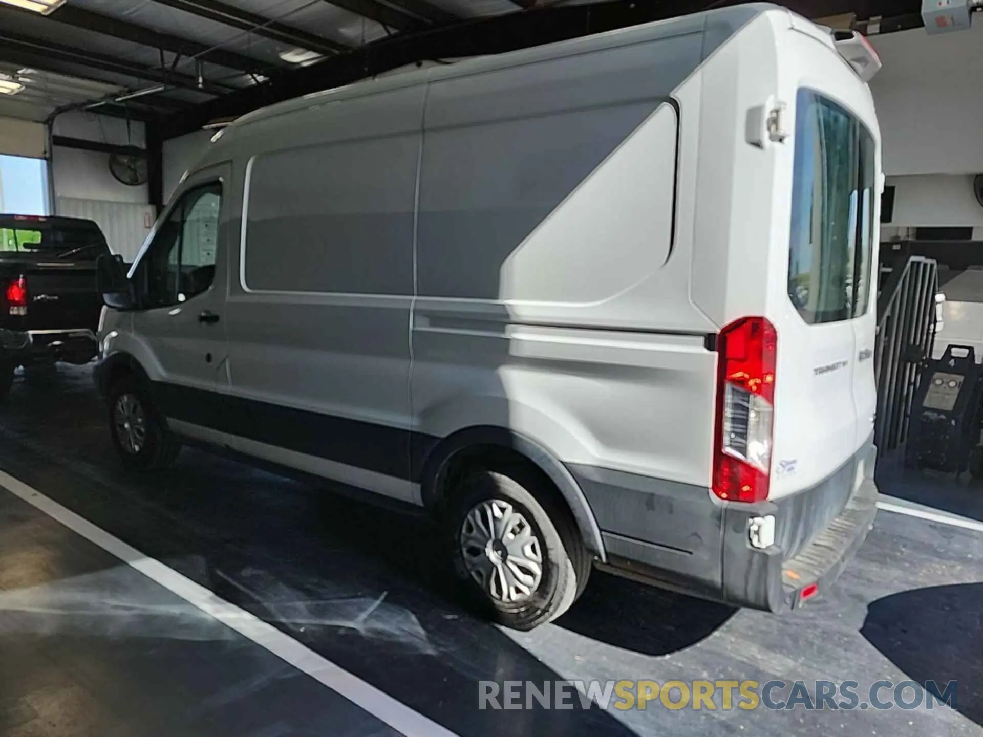 5 Photograph of a damaged car 1FTYE1CM4KKA09347 FORD TRANSIT-150 2019