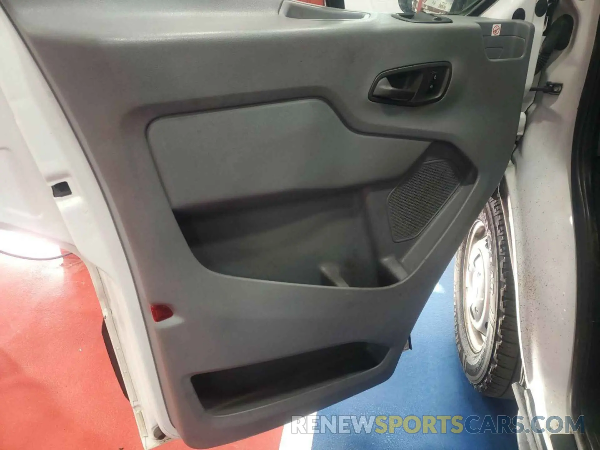 33 Photograph of a damaged car 1FTYE1YM0KKB28313 FORD TRANSIT-150 2019