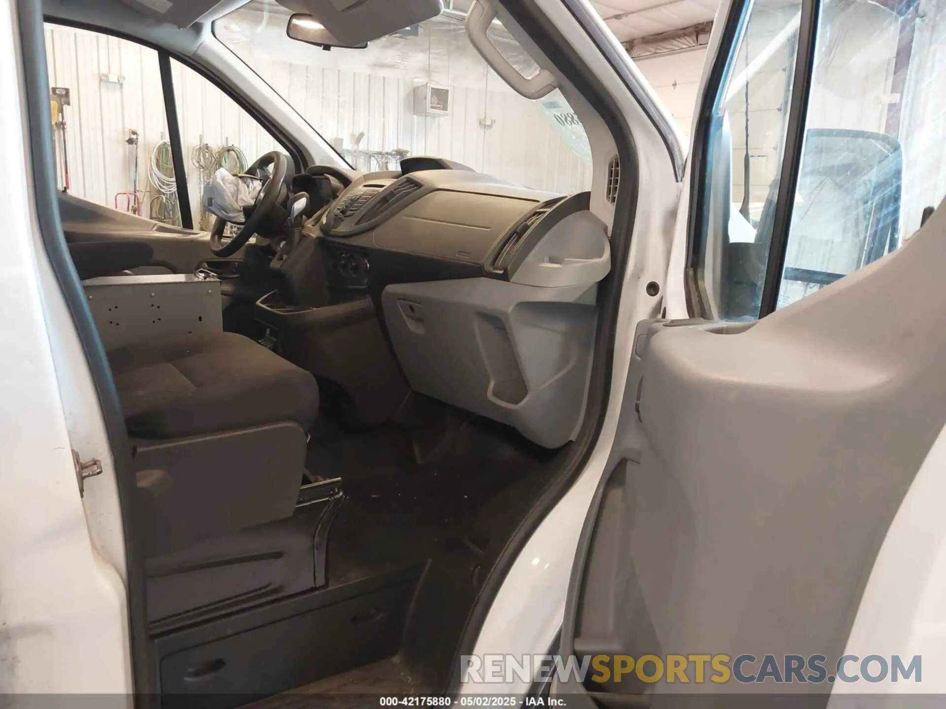 5 Photograph of a damaged car 1FTYE1YM0KKB77849 FORD TRANSIT-150 2019