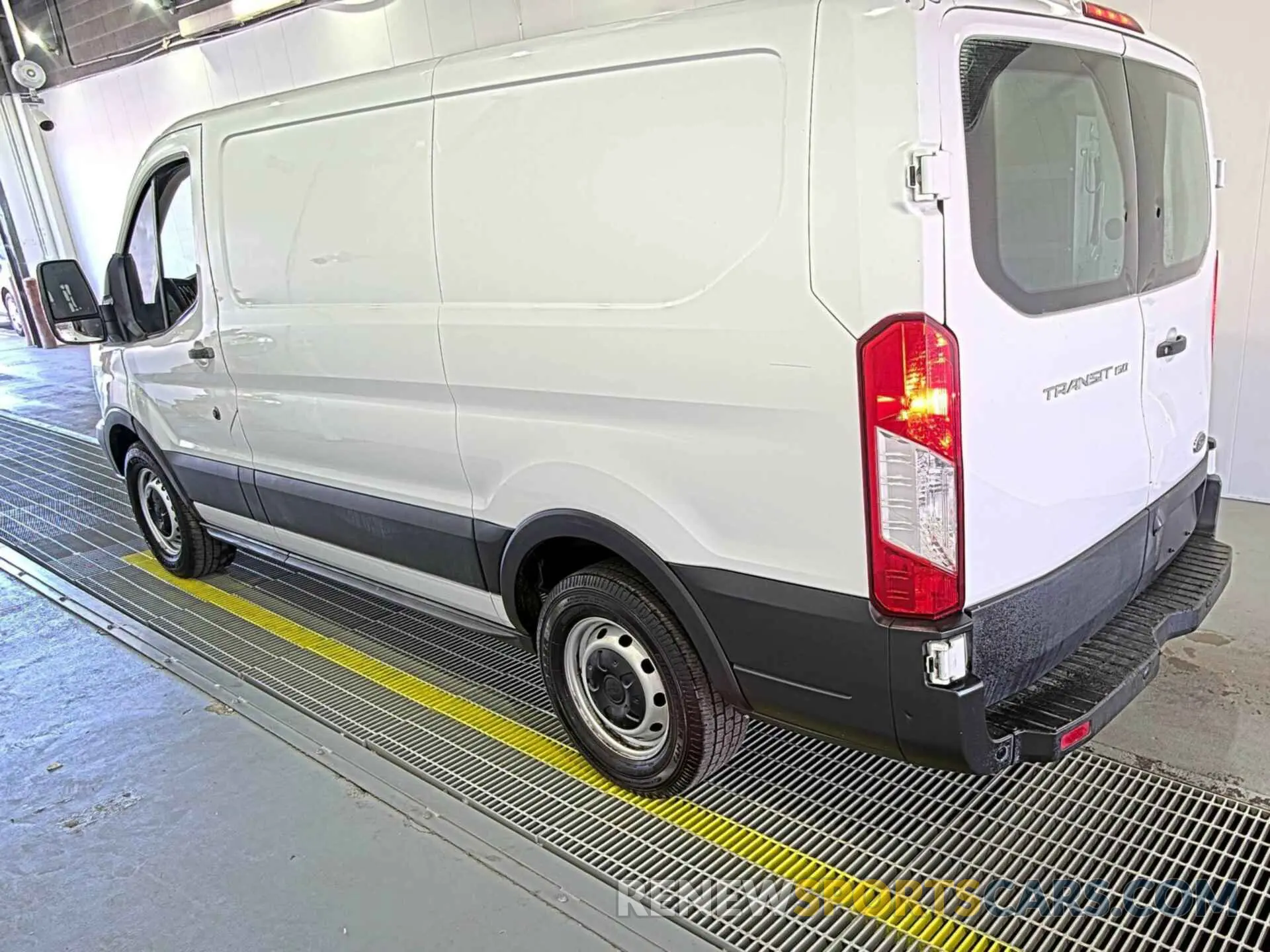 18 Photograph of a damaged car 1FTYE1YM1KKB40180 FORD TRANSIT-150 2019