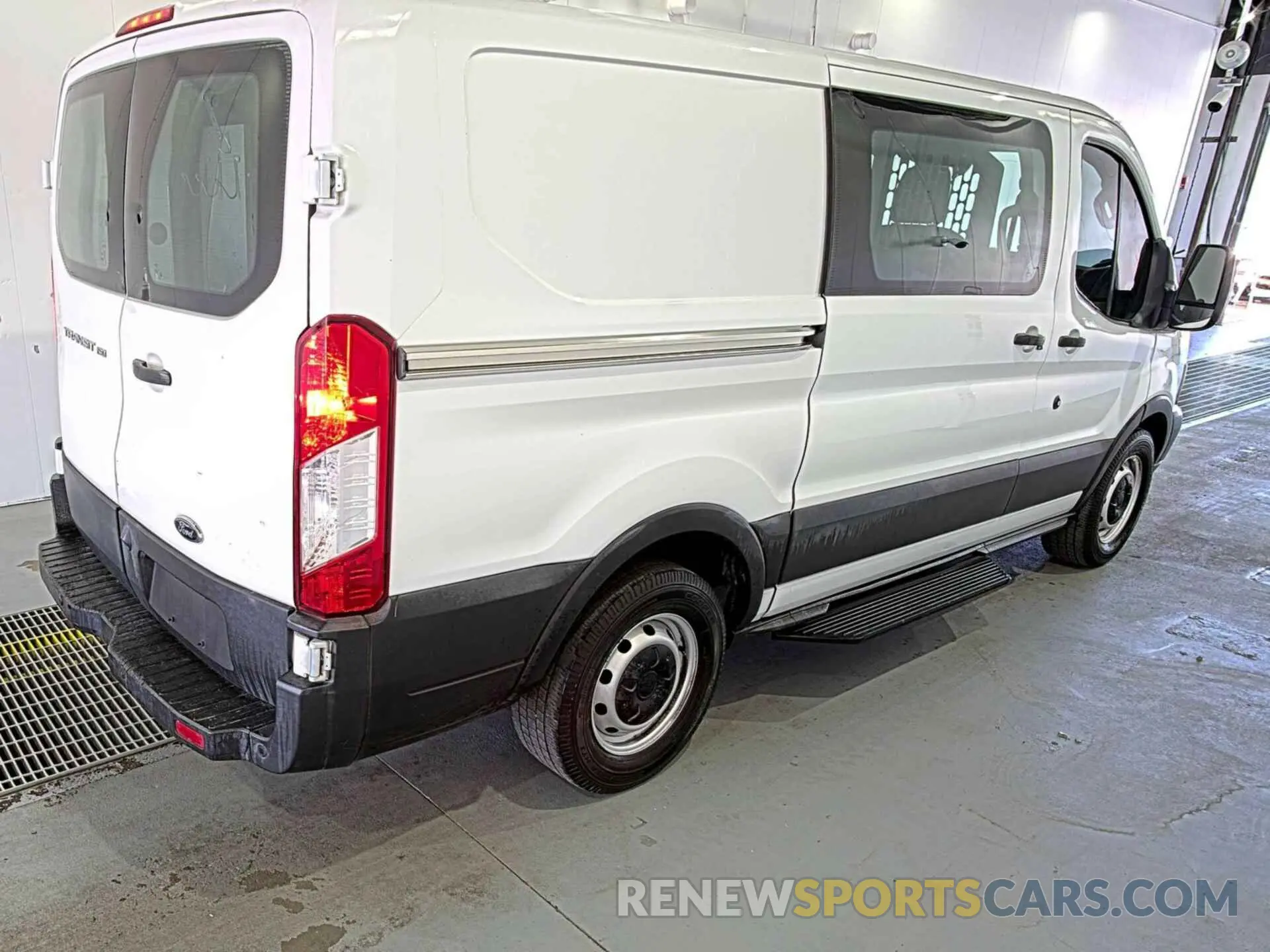 19 Photograph of a damaged car 1FTYE1YM1KKB40180 FORD TRANSIT-150 2019