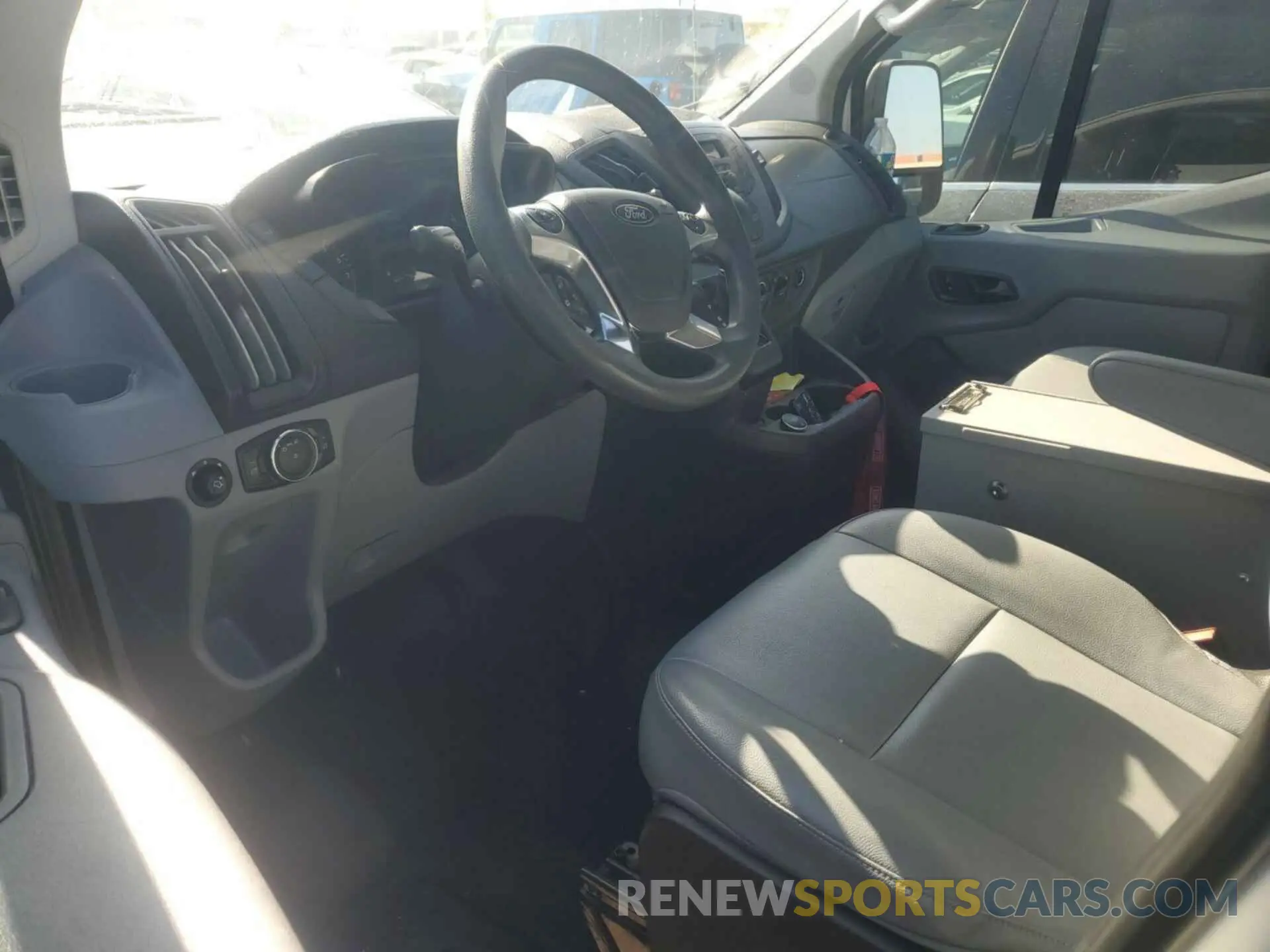3 Photograph of a damaged car 1FTYE1YM1KKB40180 FORD TRANSIT-150 2019