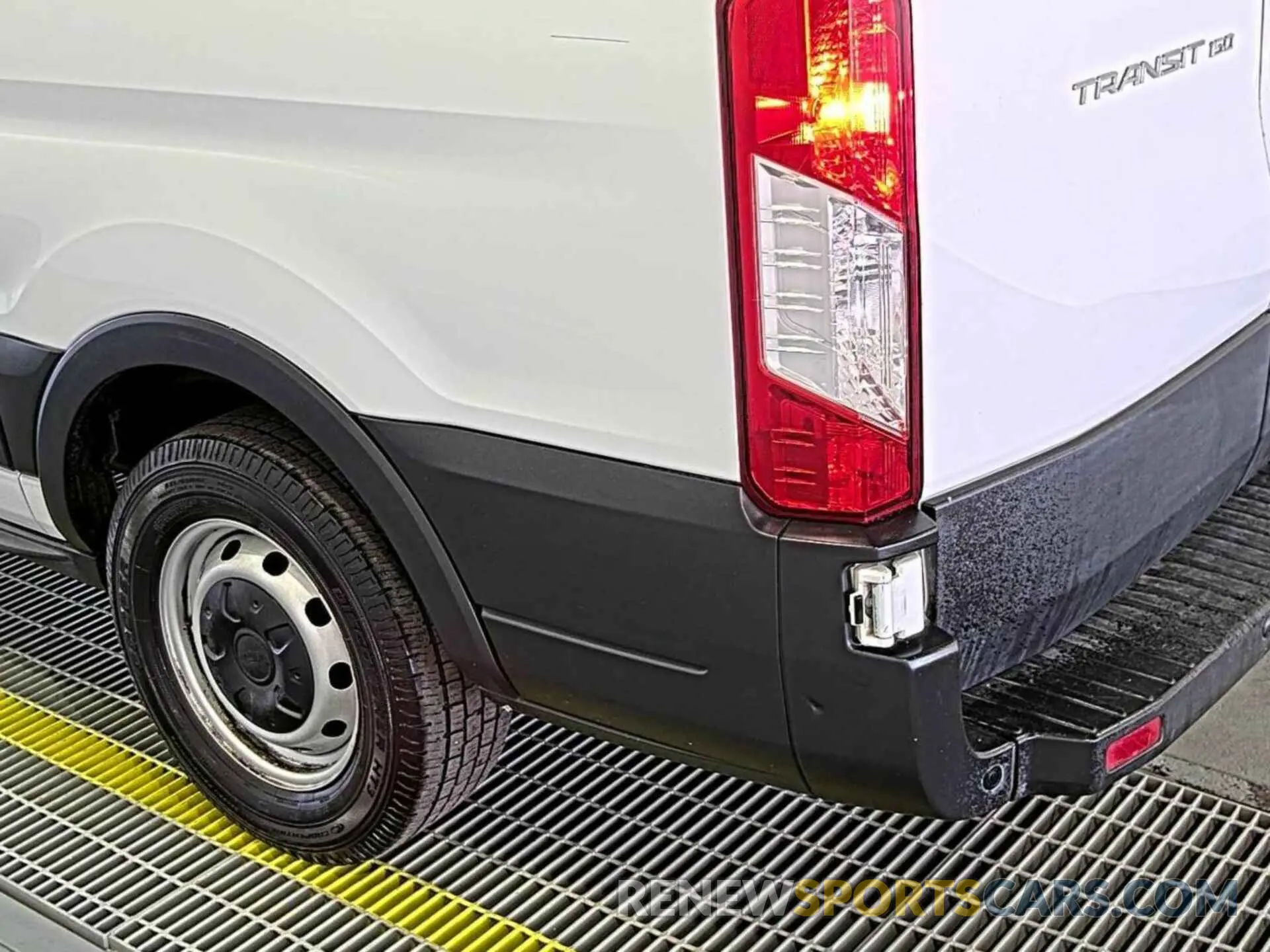 7 Photograph of a damaged car 1FTYE1YM1KKB40180 FORD TRANSIT-150 2019