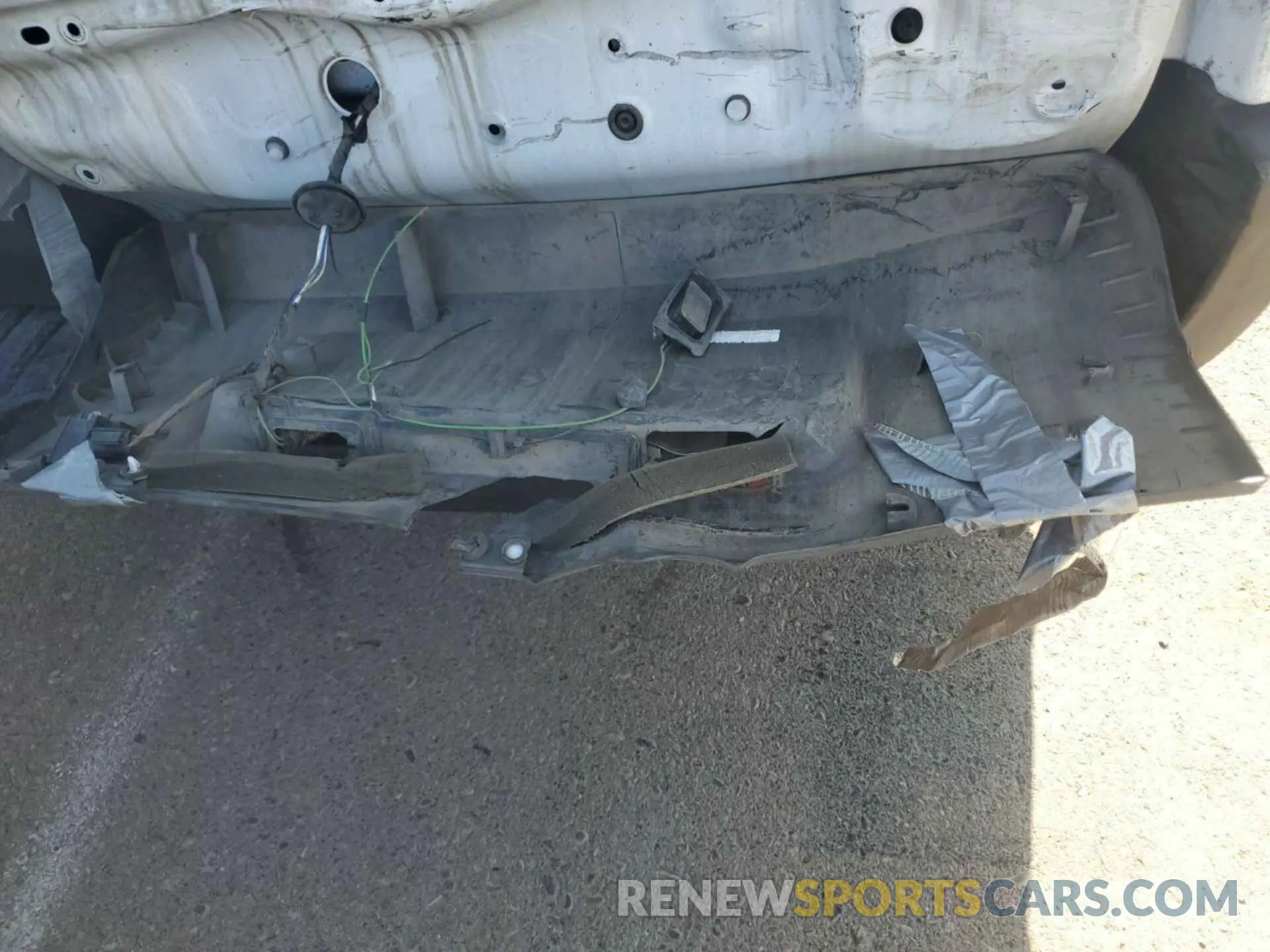 4 Photograph of a damaged car 1FTYE1YM2KKB40186 FORD TRANSIT-150 2019