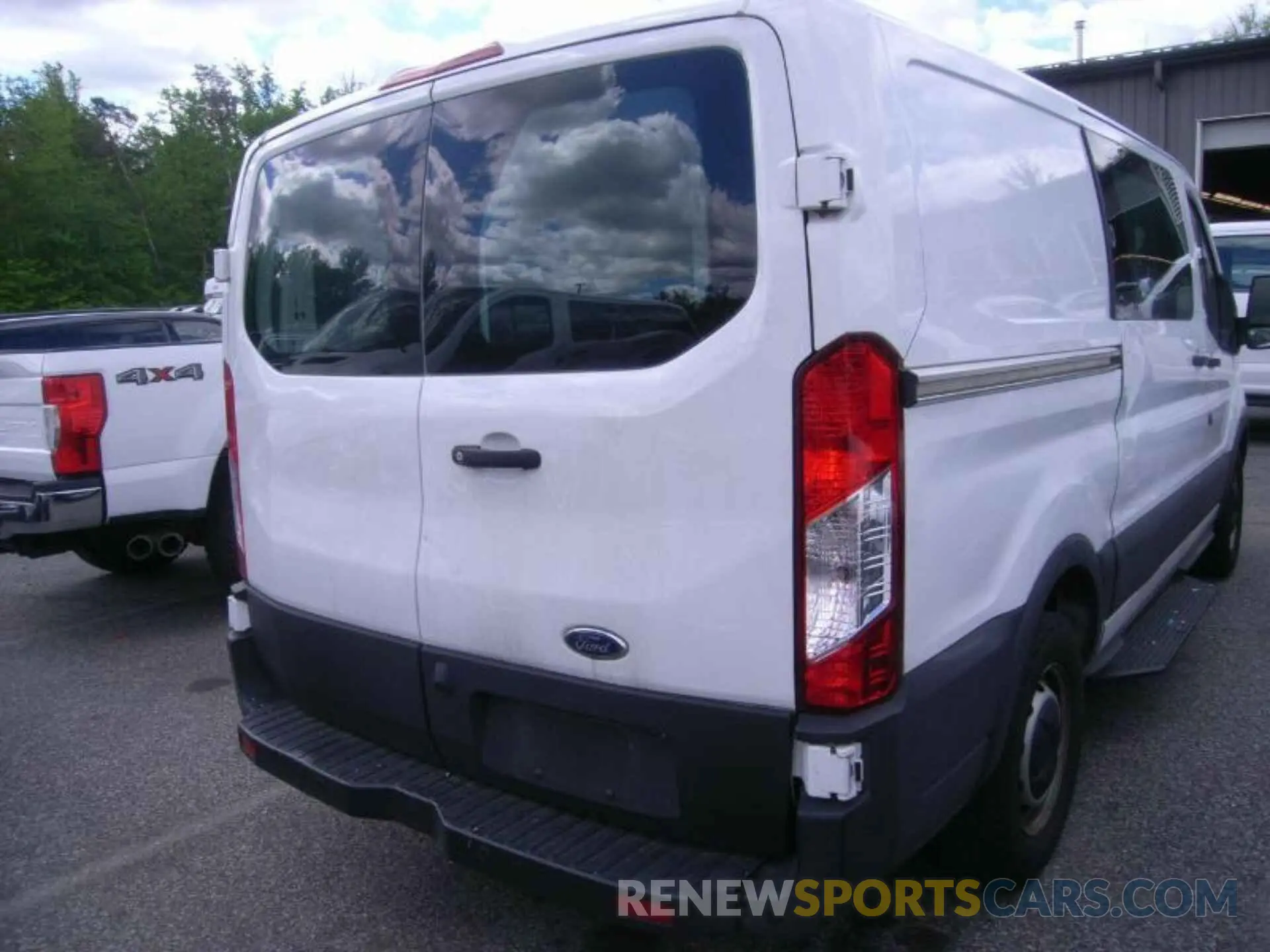 18 Photograph of a damaged car 1FTYE1YM5KKB31918 FORD TRANSIT-150 2019