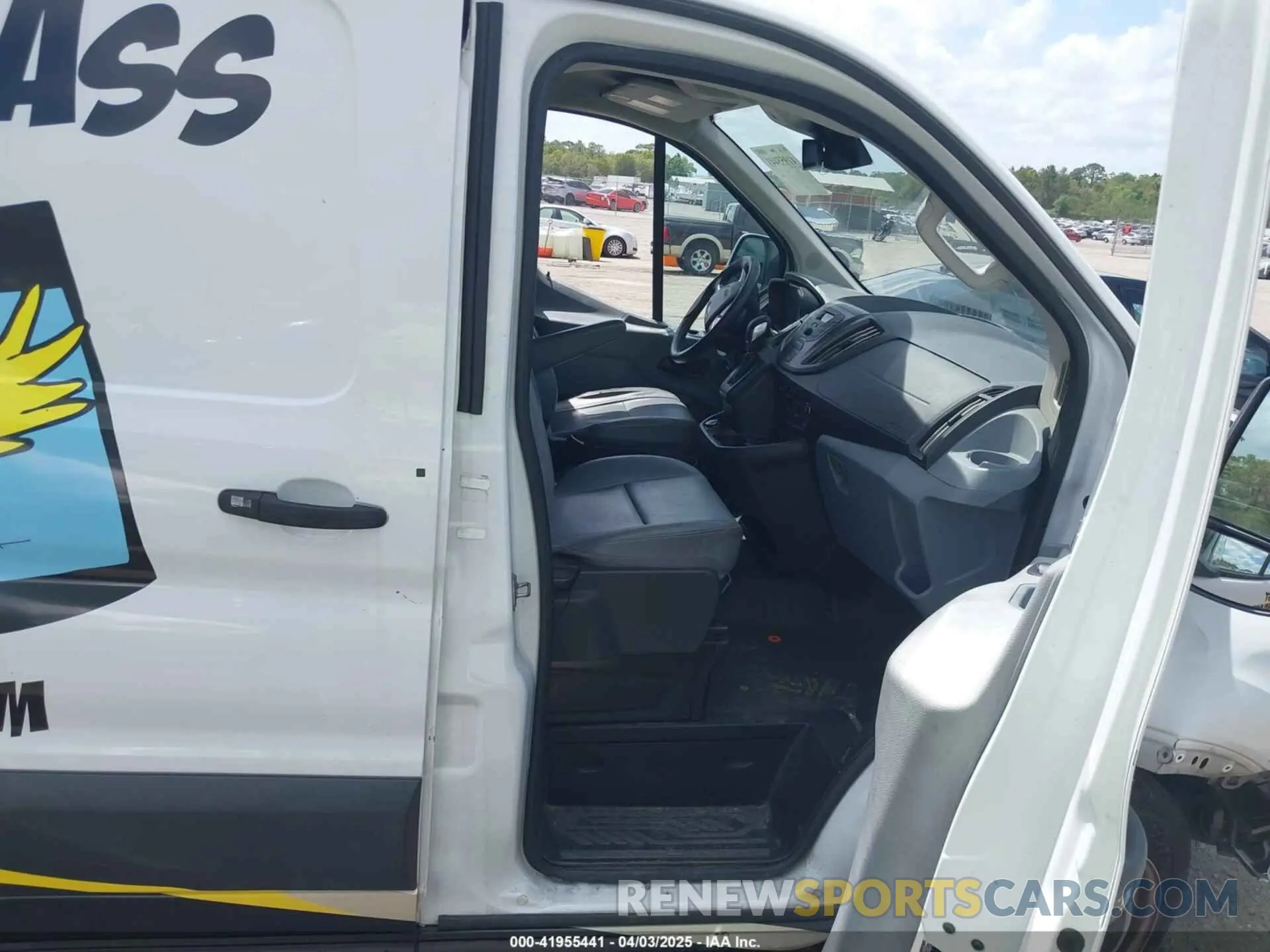 5 Photograph of a damaged car 1FTYE1YM5KKB75711 FORD TRANSIT-150 2019