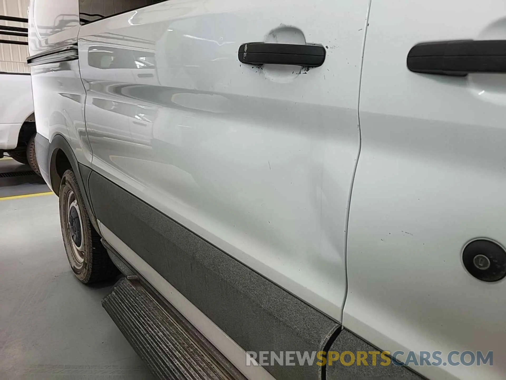 4 Photograph of a damaged car 1FTYE1YM6KKB28316 FORD TRANSIT-150 2019