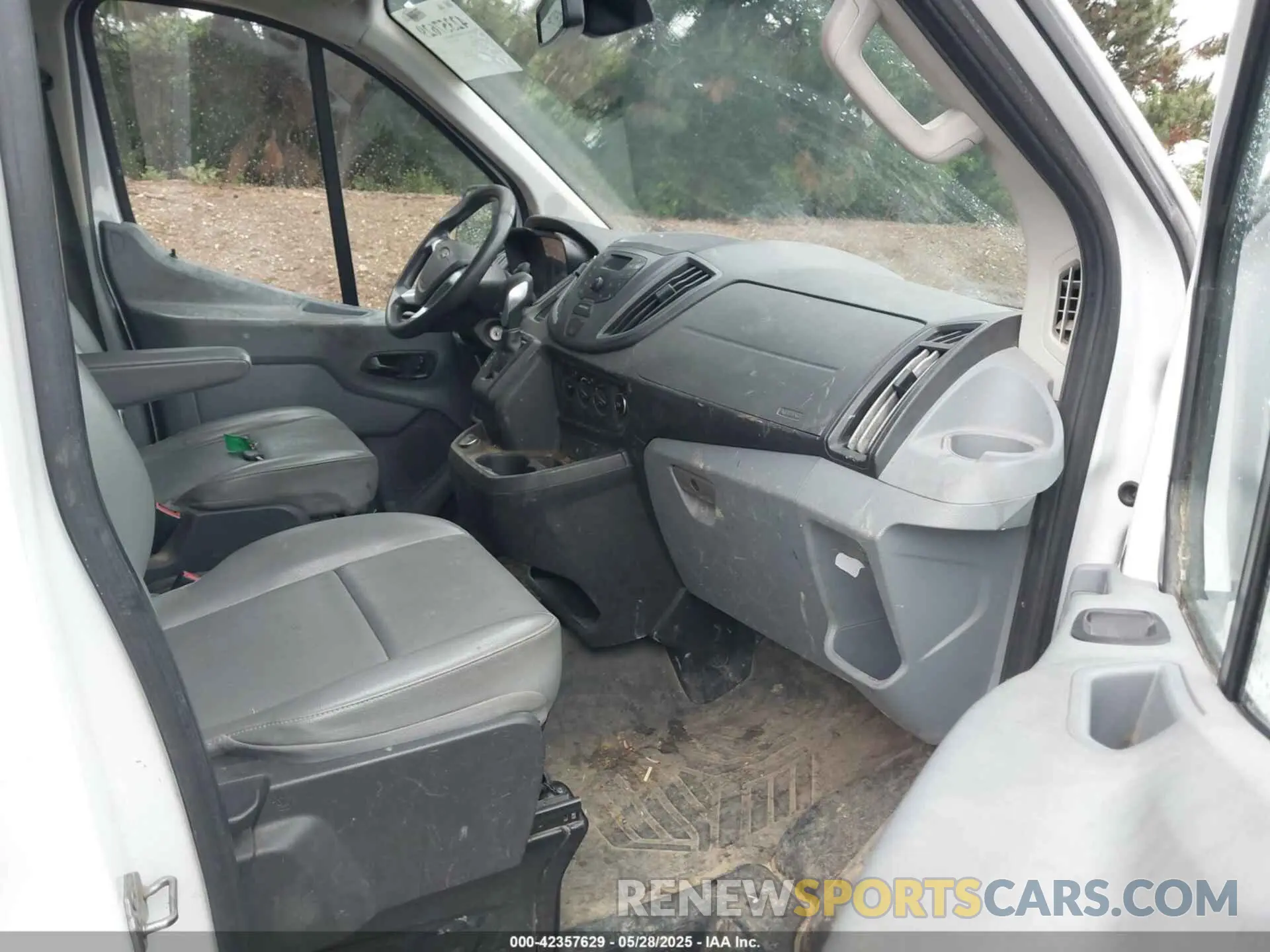 5 Photograph of a damaged car 1FTYE1YM7KKB37980 FORD TRANSIT-150 2019