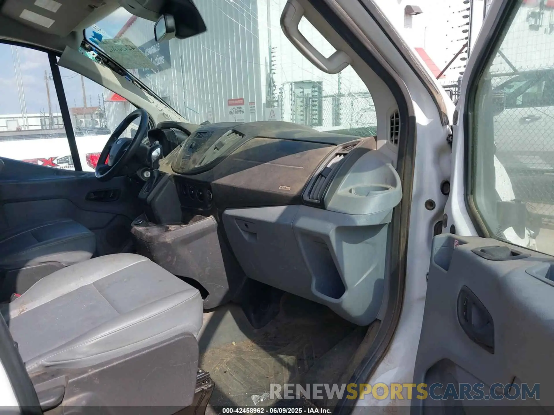 5 Photograph of a damaged car 1FTYE1YM9KKA30199 FORD TRANSIT-150 2019