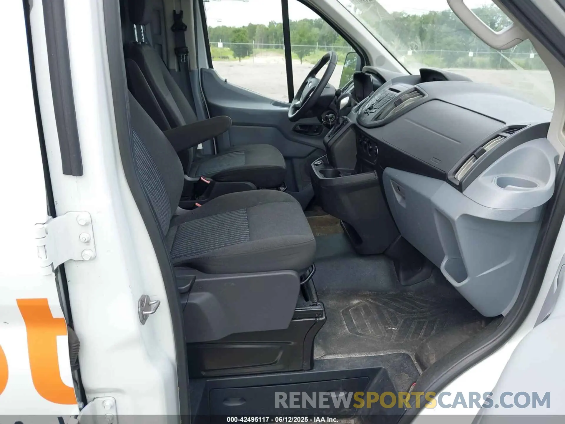 5 Photograph of a damaged car 1FTYE1ZM3KKB46285 FORD TRANSIT-150 2019