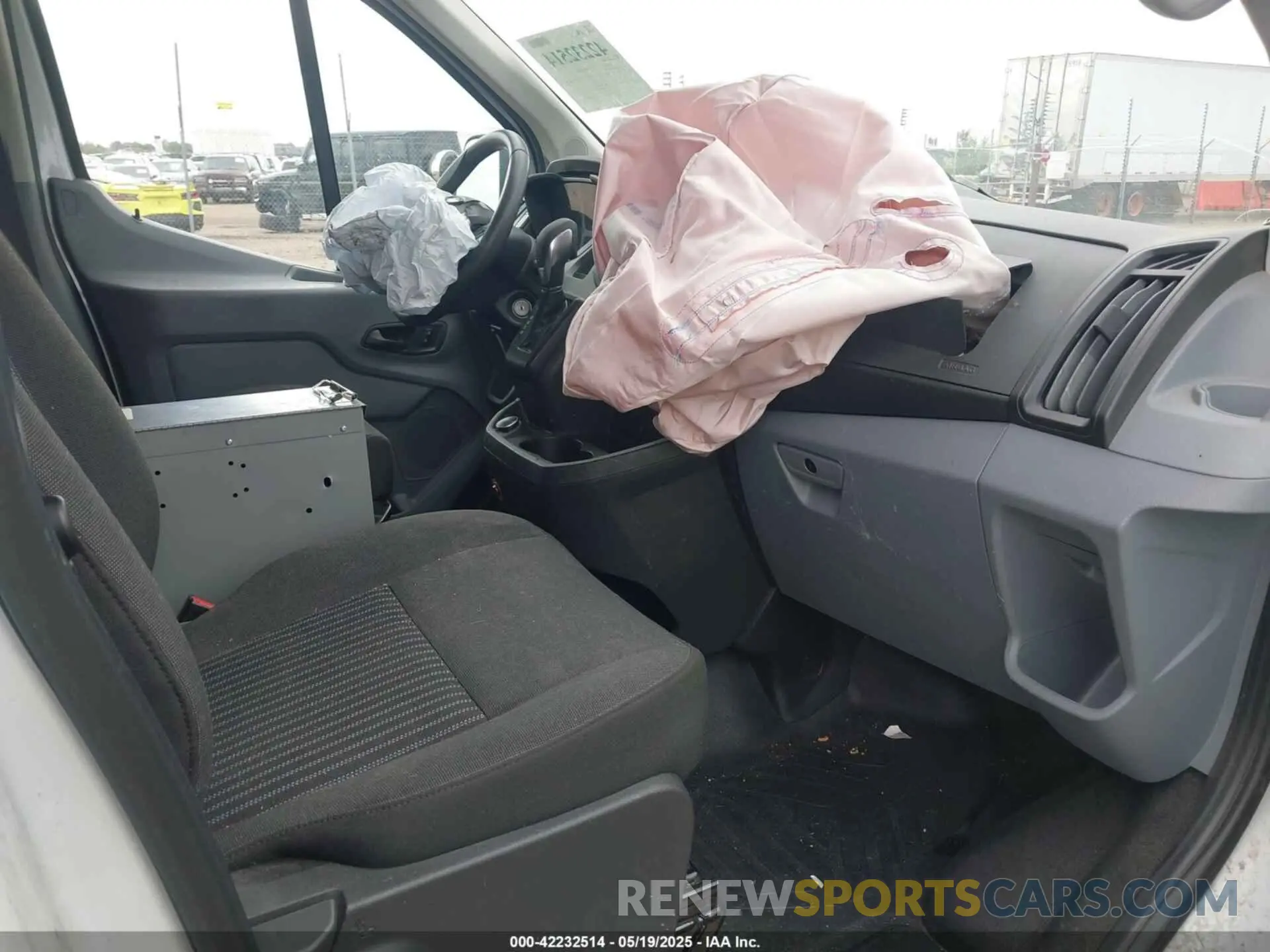 5 Photograph of a damaged car 1FTYE1ZM5KKB61368 FORD TRANSIT-150 2019