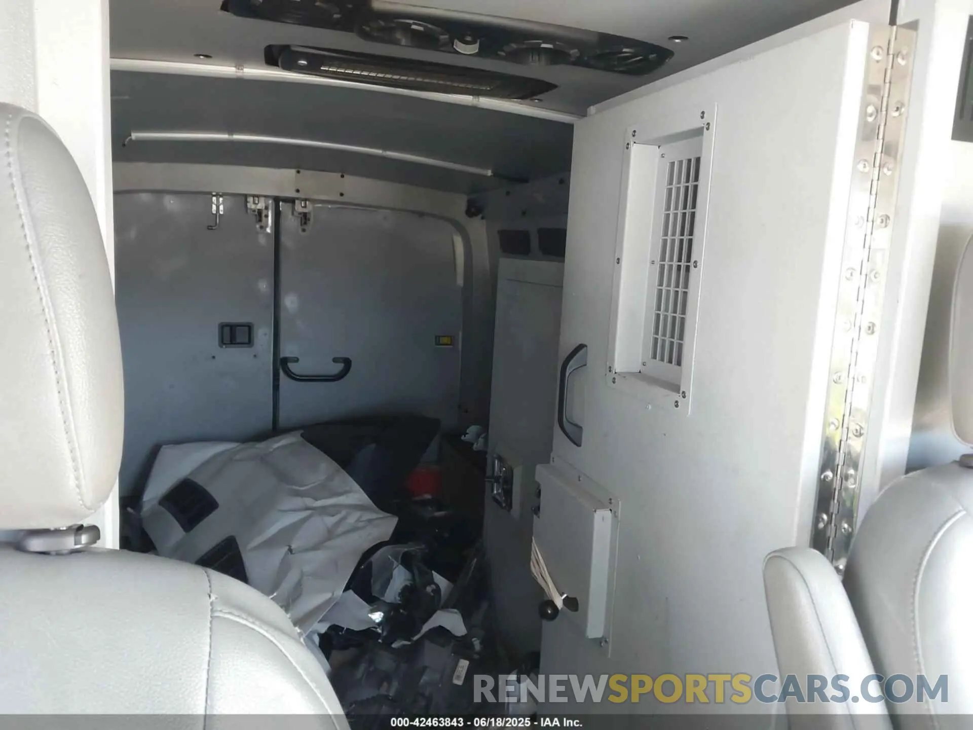 8 Photograph of a damaged car 1FTYE1ZM7KKB75305 FORD TRANSIT-150 2019