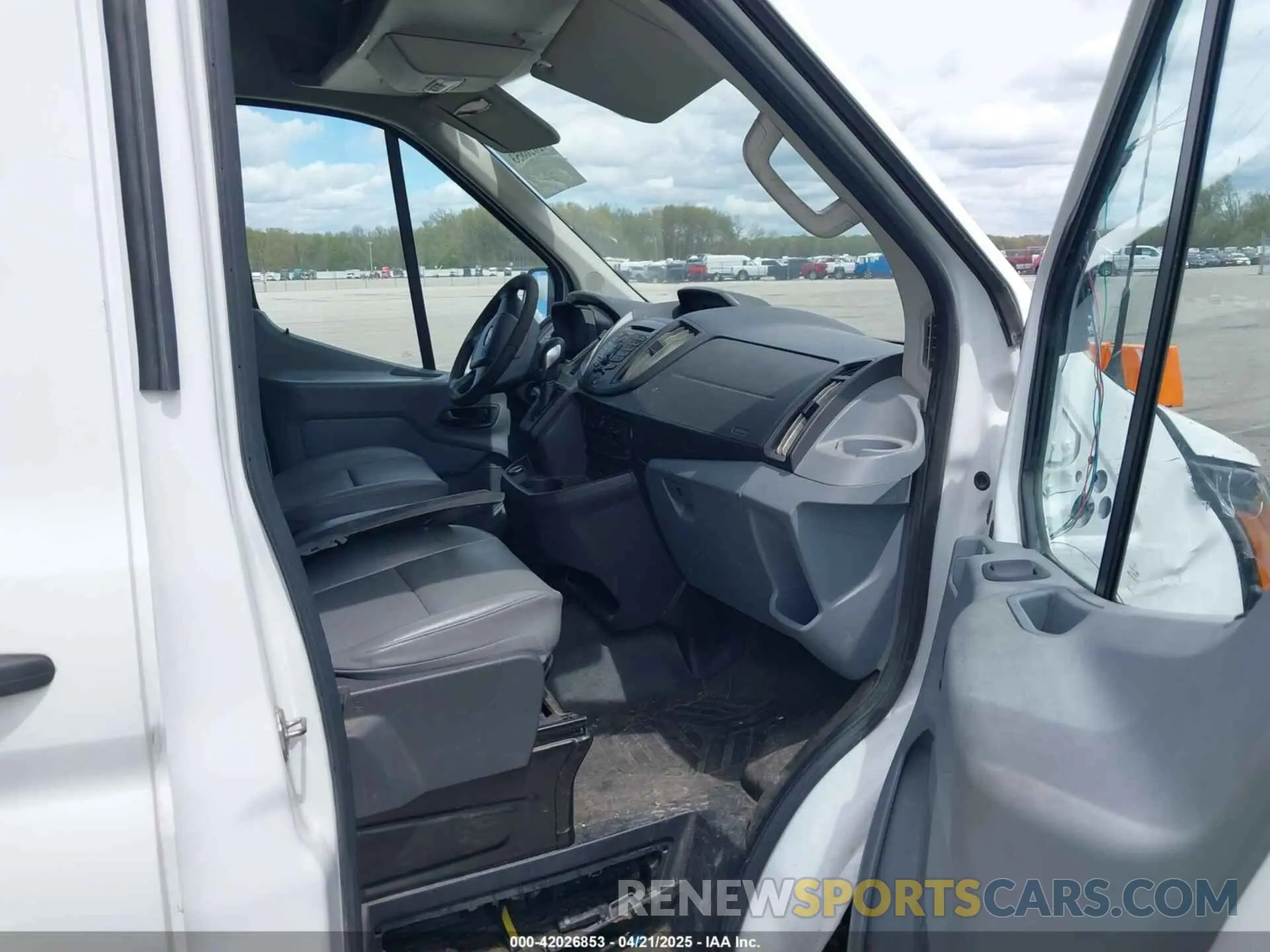 5 Photograph of a damaged car 1FTYE2CM2KKB21876 FORD TRANSIT-150 2019