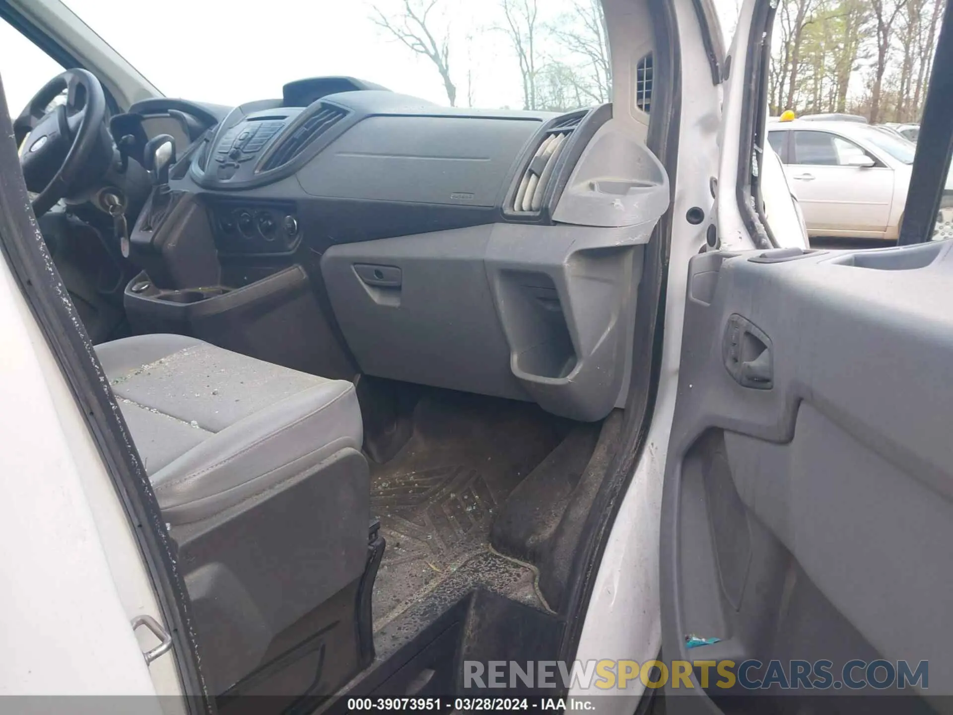 5 Photograph of a damaged car 1FTYE2CM3KKB32479 FORD TRANSIT-150 2019