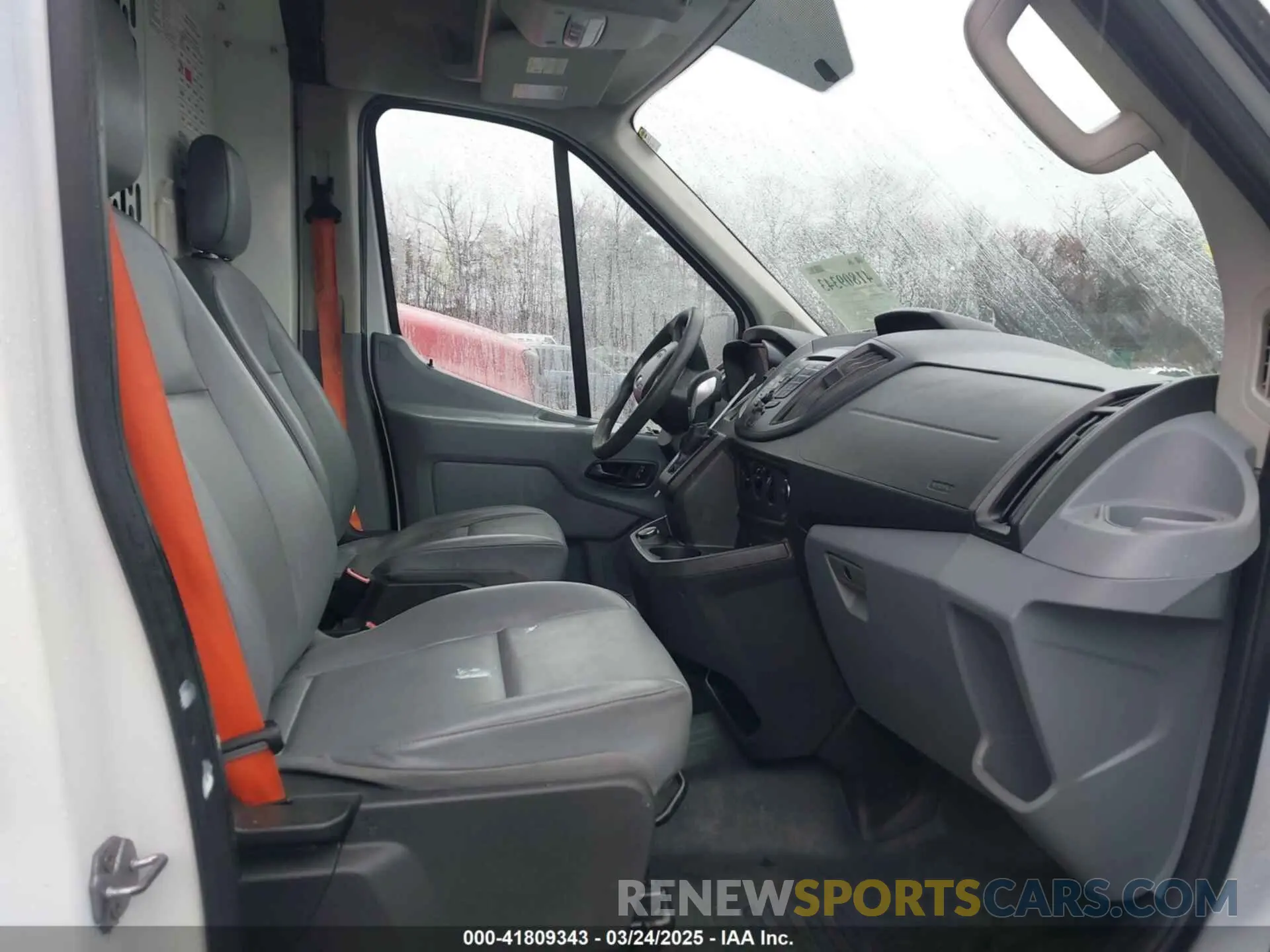 5 Photograph of a damaged car 1FTYE2CMXKKB09376 FORD TRANSIT-150 2019