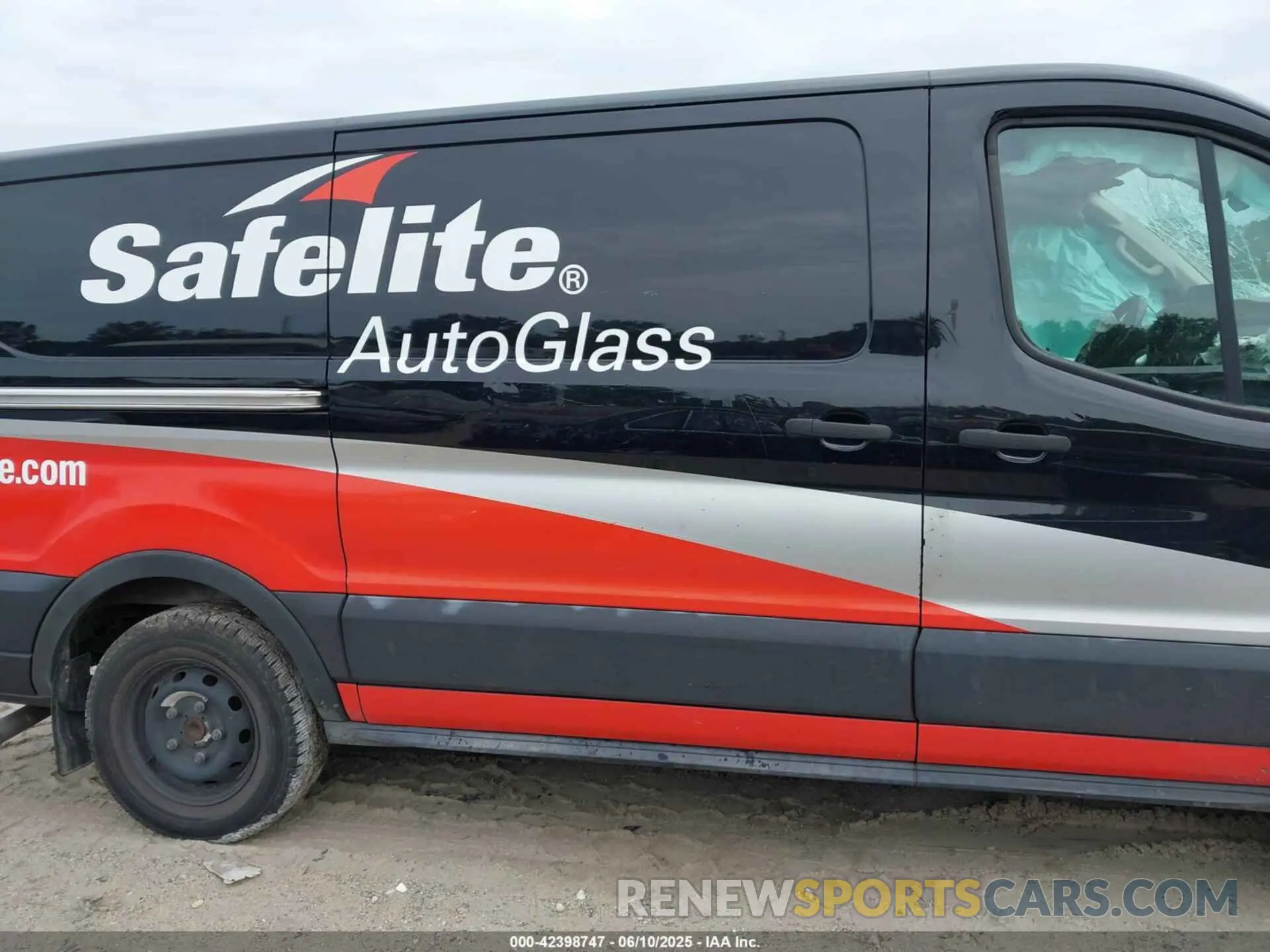 13 Photograph of a damaged car 1FTYE1Y82LKA27357 FORD TRANSIT-150 2020