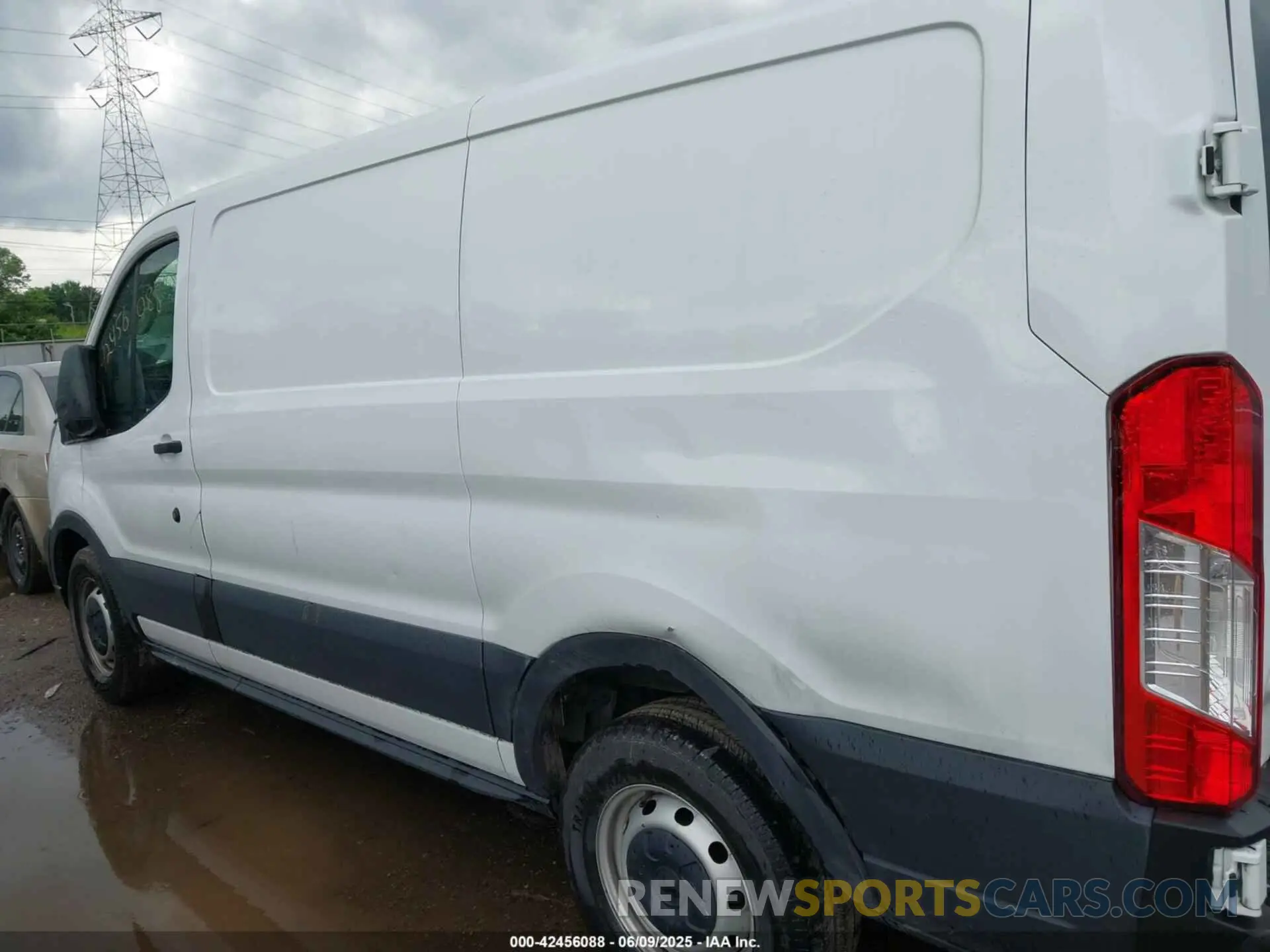 14 Photograph of a damaged car 1FTYE1Y83LKB22350 FORD TRANSIT-150 2020