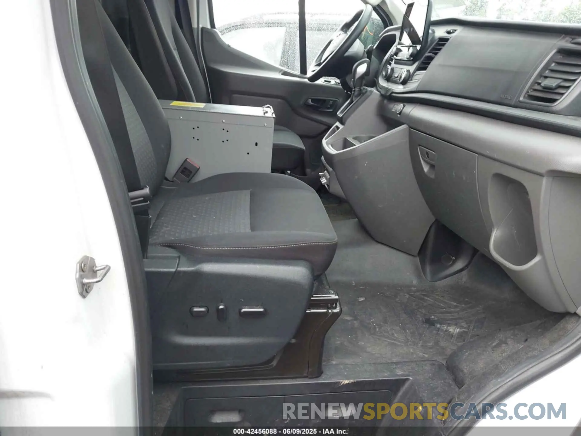 5 Photograph of a damaged car 1FTYE1Y83LKB22350 FORD TRANSIT-150 2020