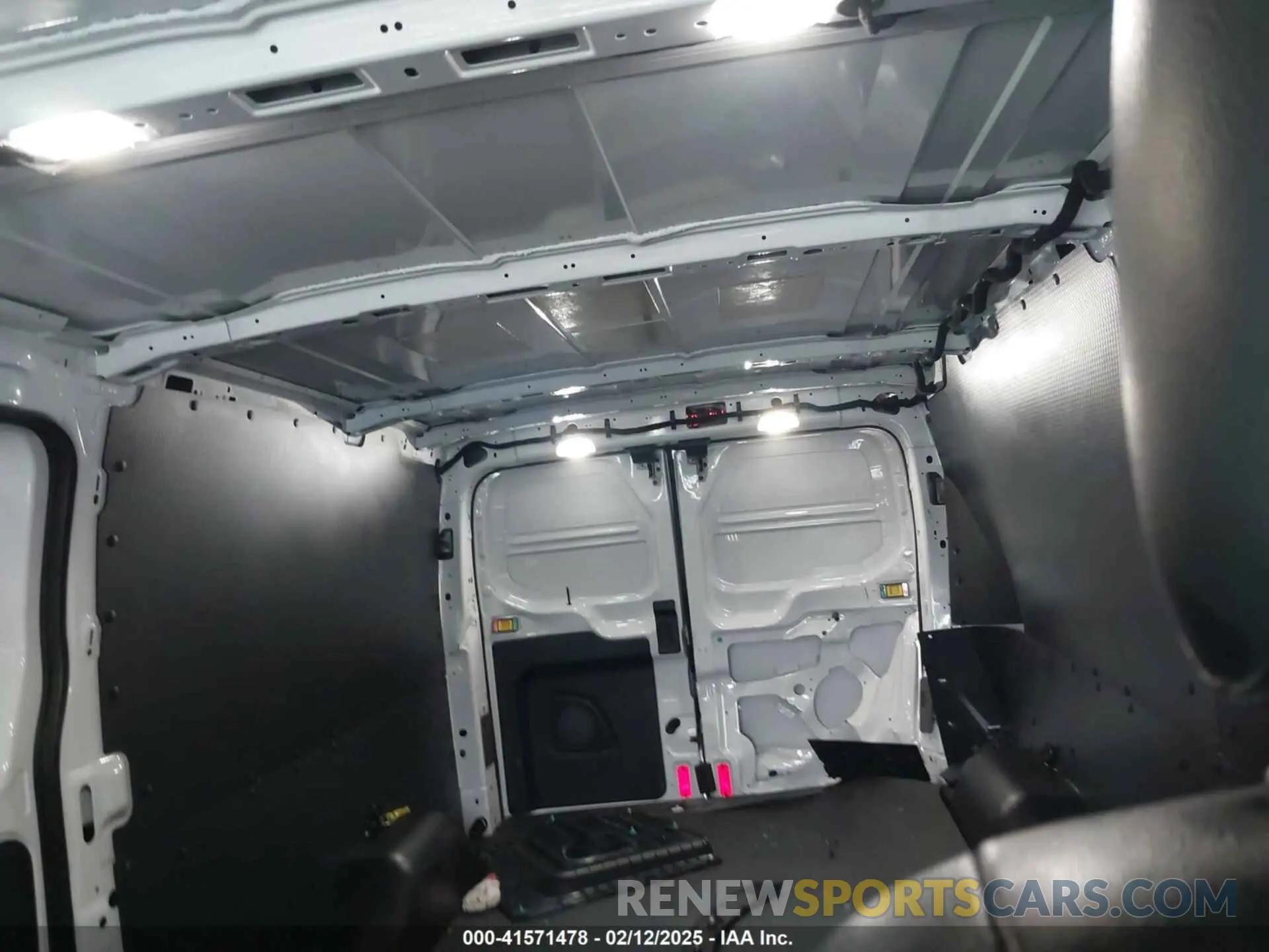 8 Photograph of a damaged car 1FTYE1Y86LKA08570 FORD TRANSIT-150 2020