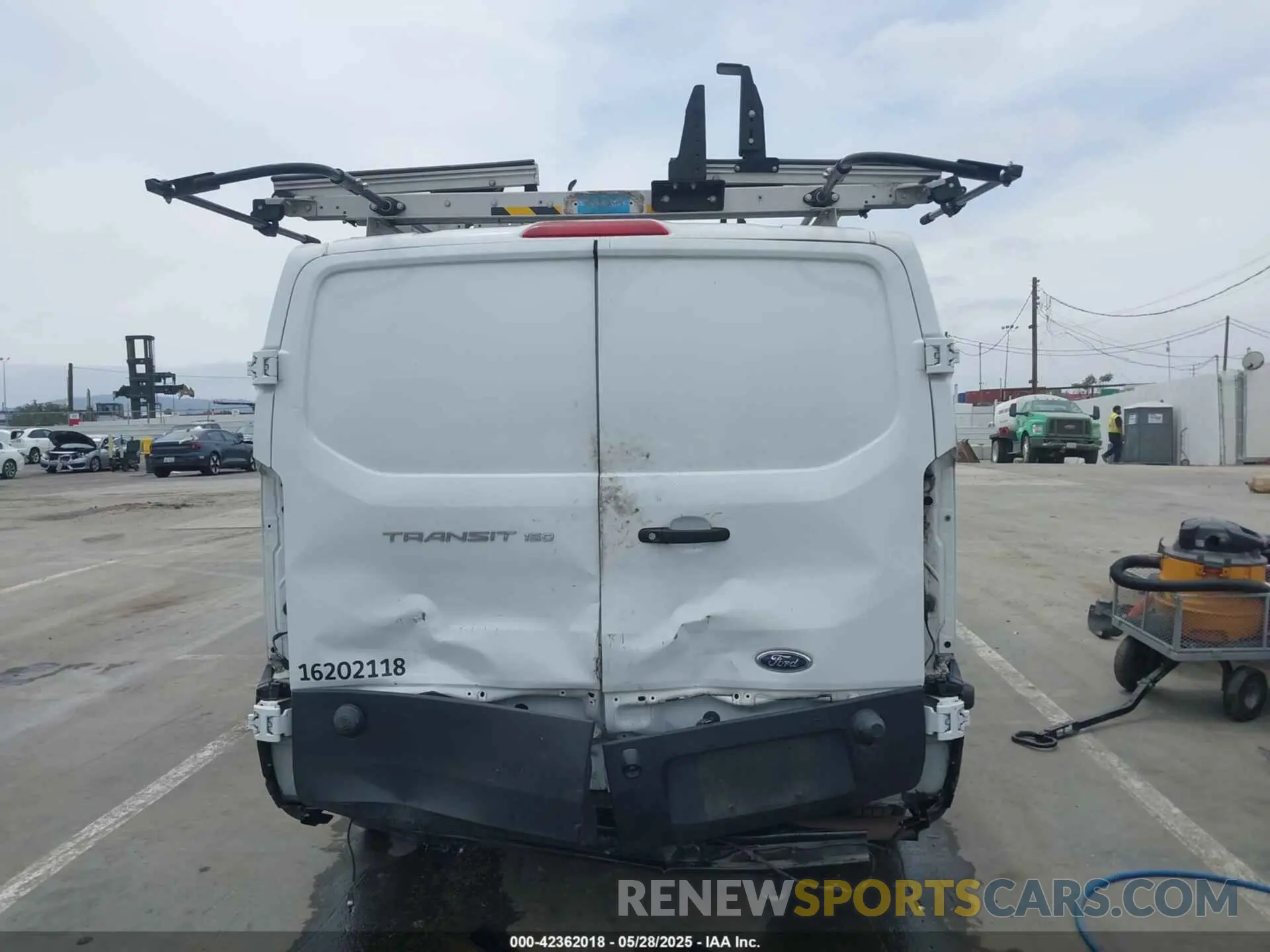 17 Photograph of a damaged car 1FTYE1Y86LKA19374 FORD TRANSIT-150 2020