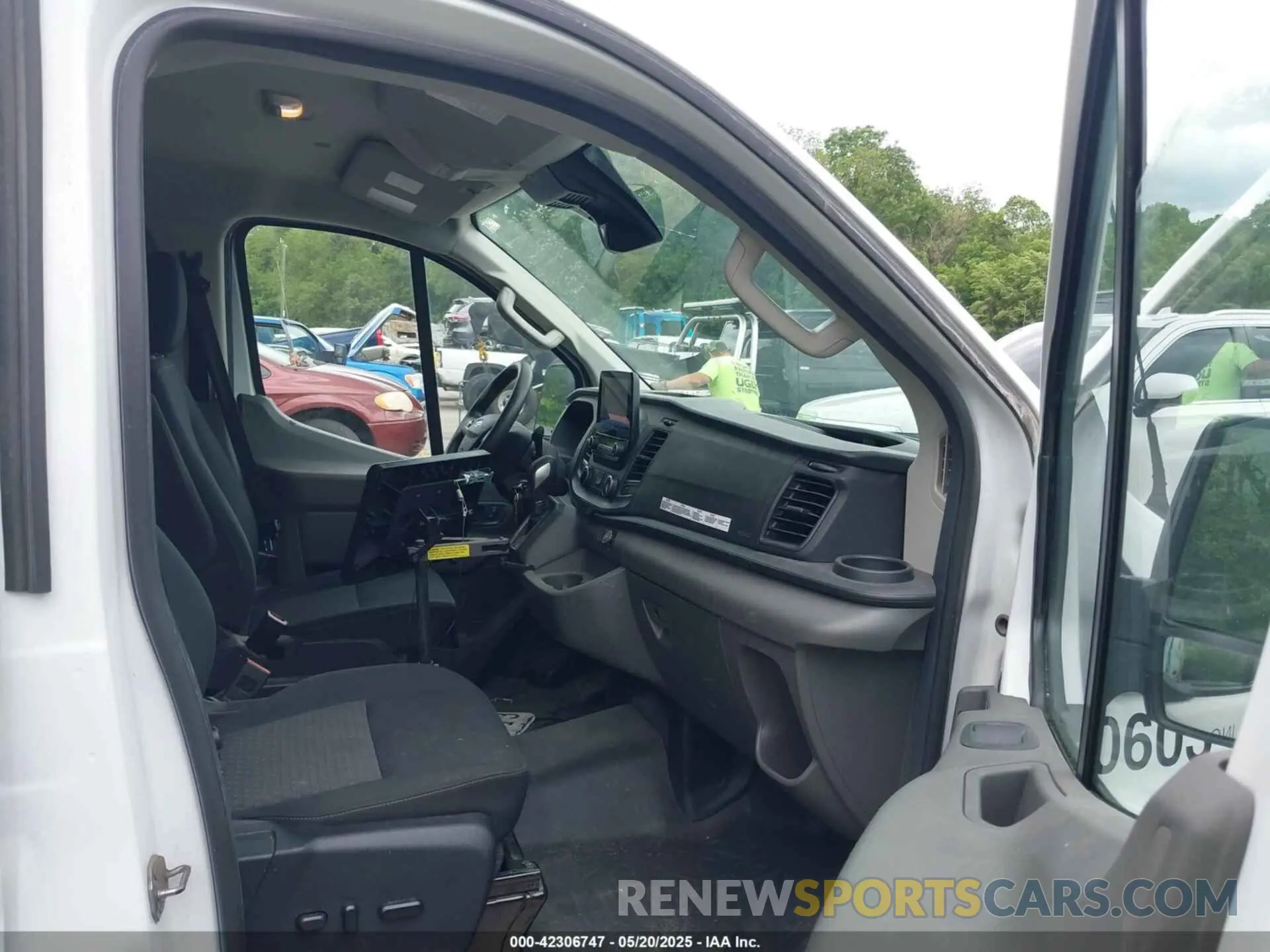 5 Photograph of a damaged car 1FTYE1YG8LKB08273 FORD TRANSIT-150 2020