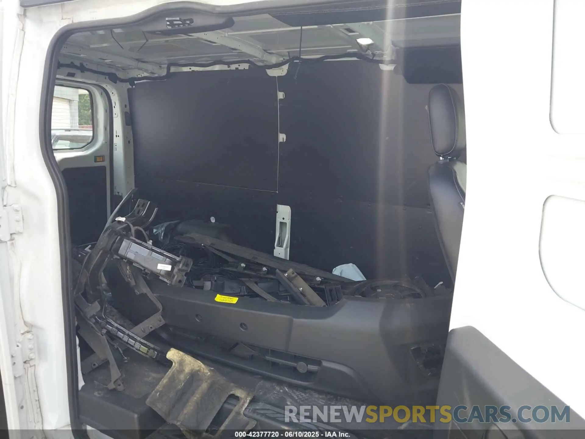 8 Photograph of a damaged car 1FTYE1Y82MKA02296 FORD TRANSIT-150 2021