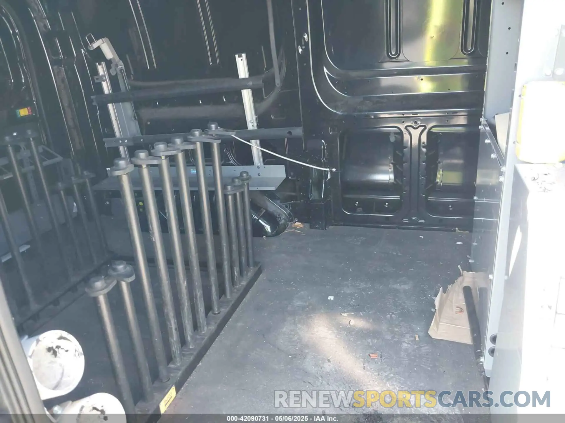 8 Photograph of a damaged car 1FTYE2Y82NKA36083 FORD TRANSIT-150 2022
