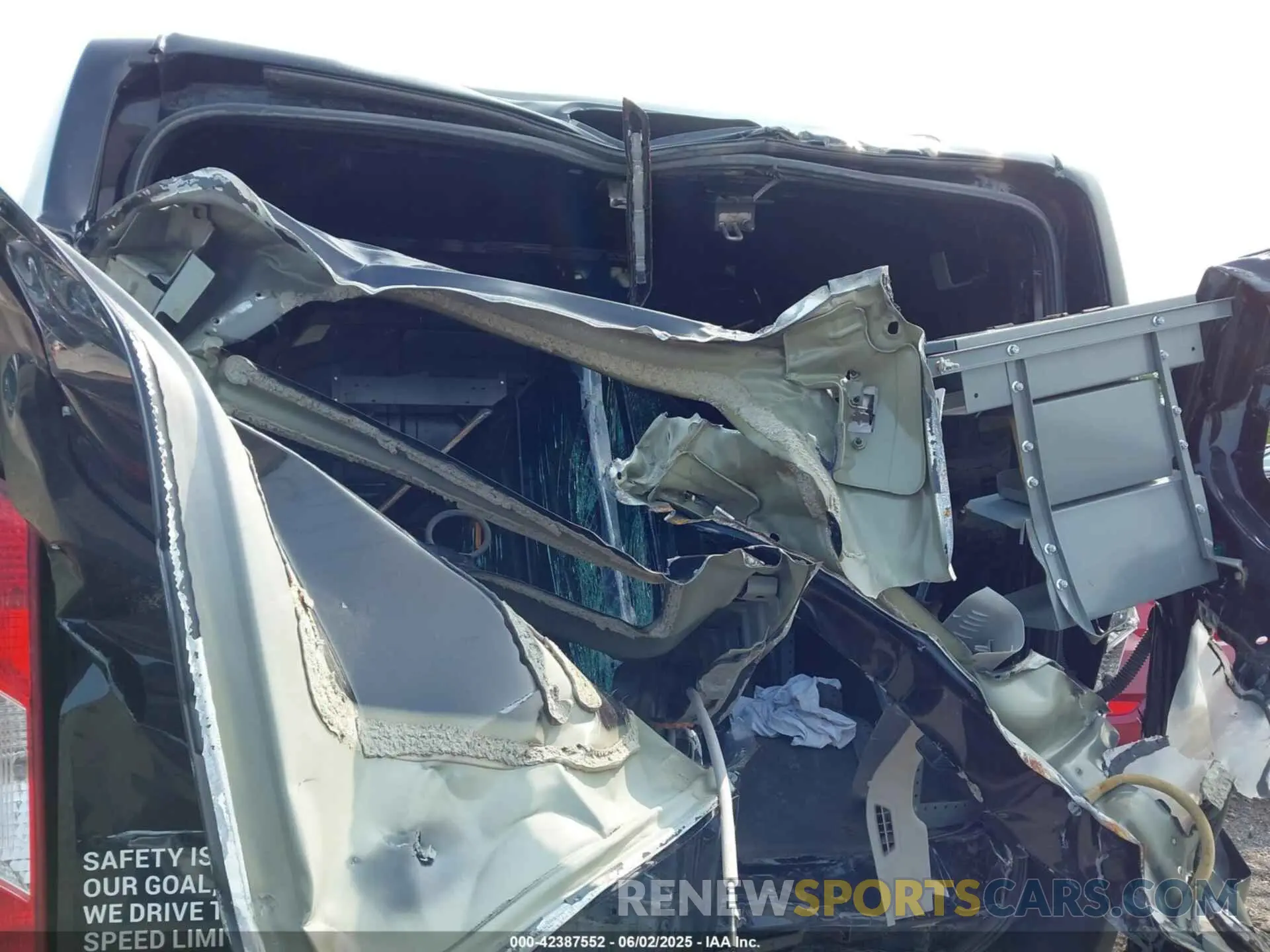6 Photograph of a damaged car 1FTYE2Y88NKA08465 FORD TRANSIT-150 2022