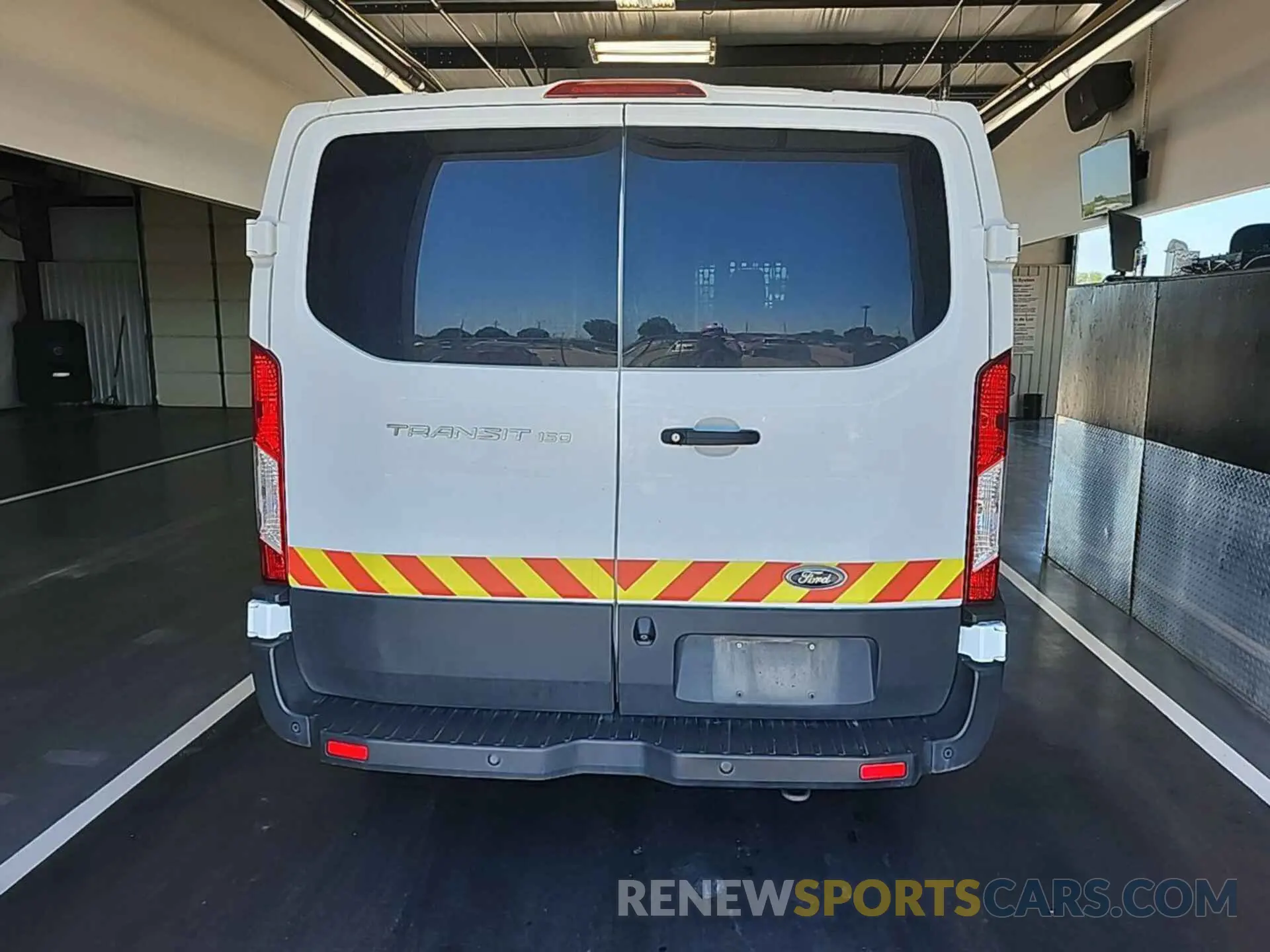 18 Photograph of a damaged car 1FTYE1YM2KKB28328 FORD TRANSIT 2019