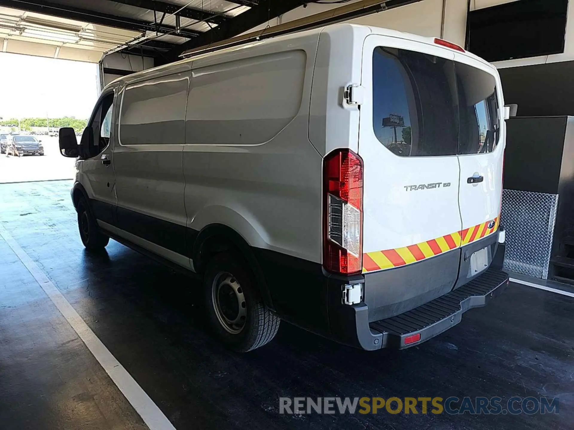 8 Photograph of a damaged car 1FTYE1YM2KKB28328 FORD TRANSIT 2019