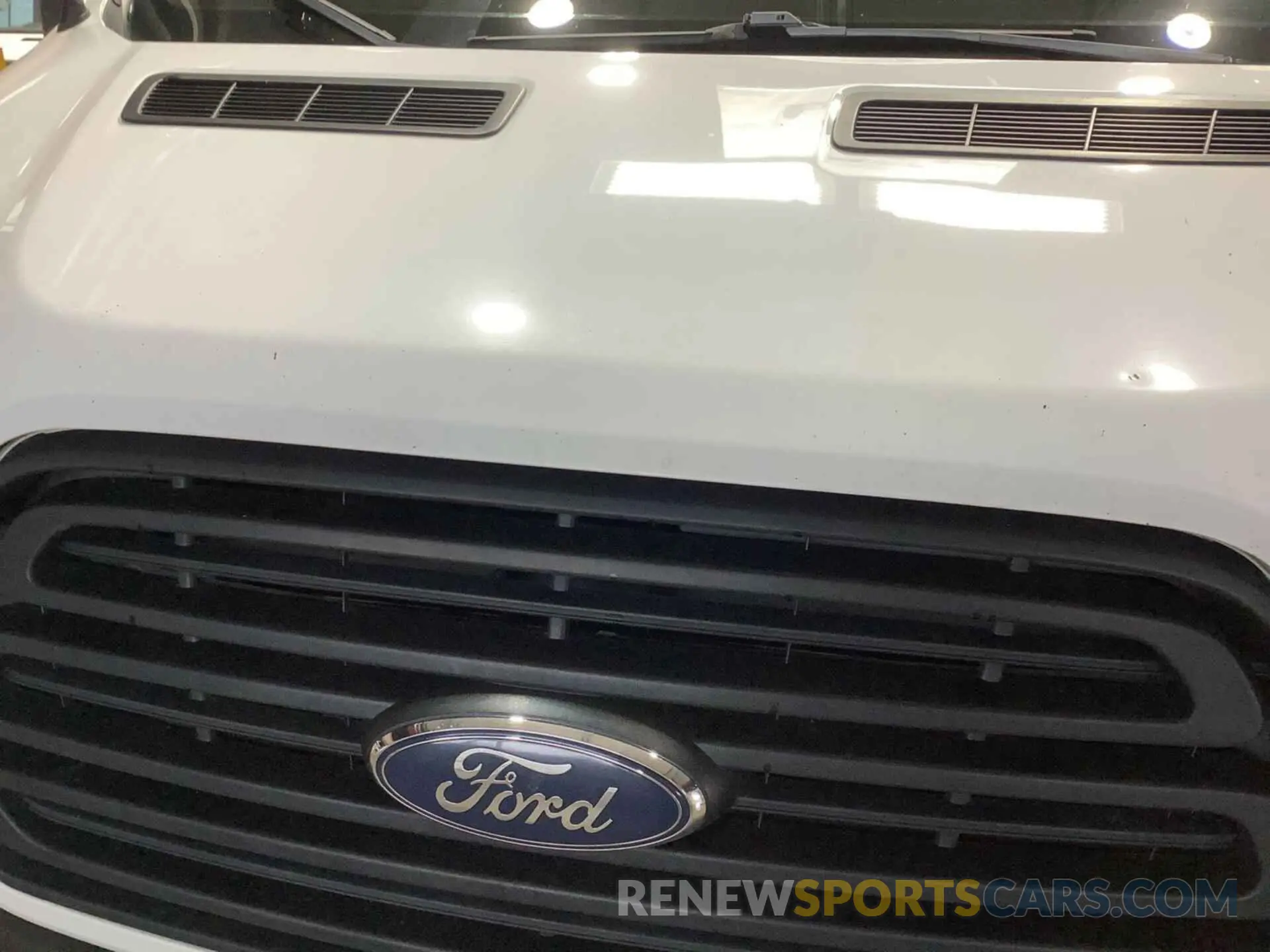 18 Photograph of a damaged car 1FTYE1YM3KKB28290 FORD TRANSIT 2019
