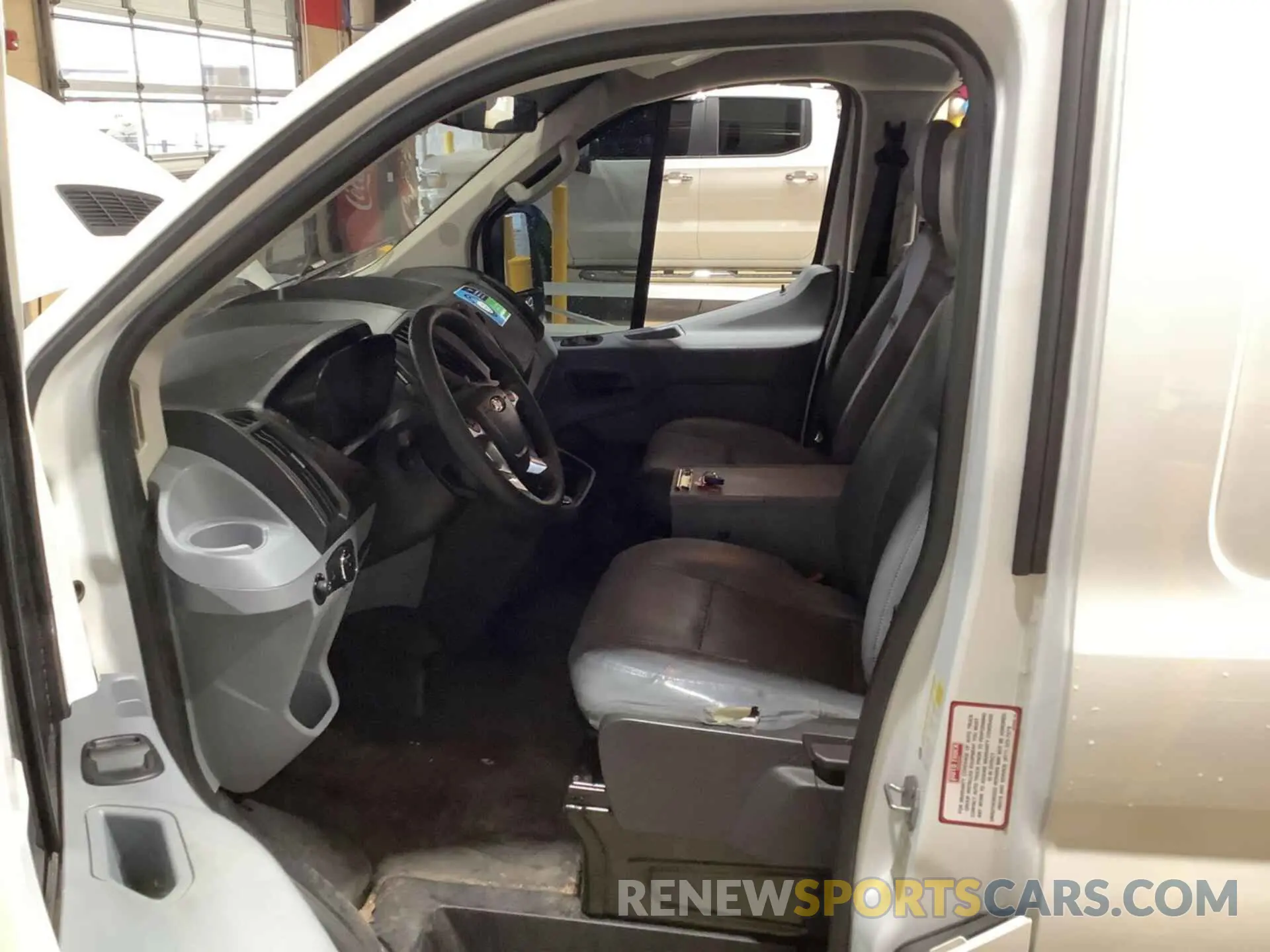 4 Photograph of a damaged car 1FTYE1YM3KKB28290 FORD TRANSIT 2019