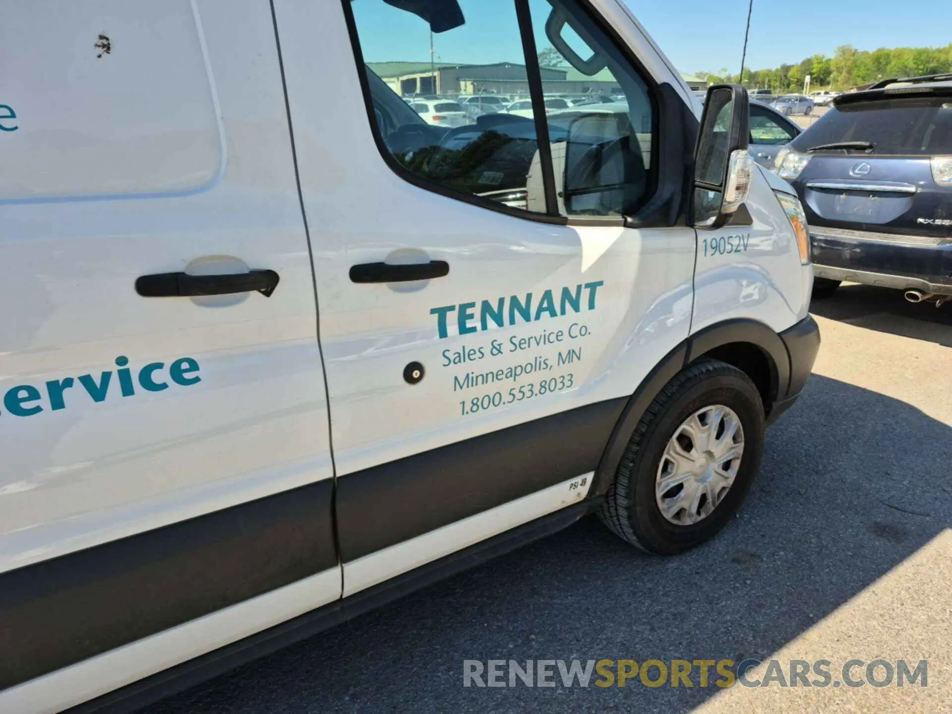 17 Photograph of a damaged car 1FTYE1YM4KKA38033 FORD TRANSIT 2019
