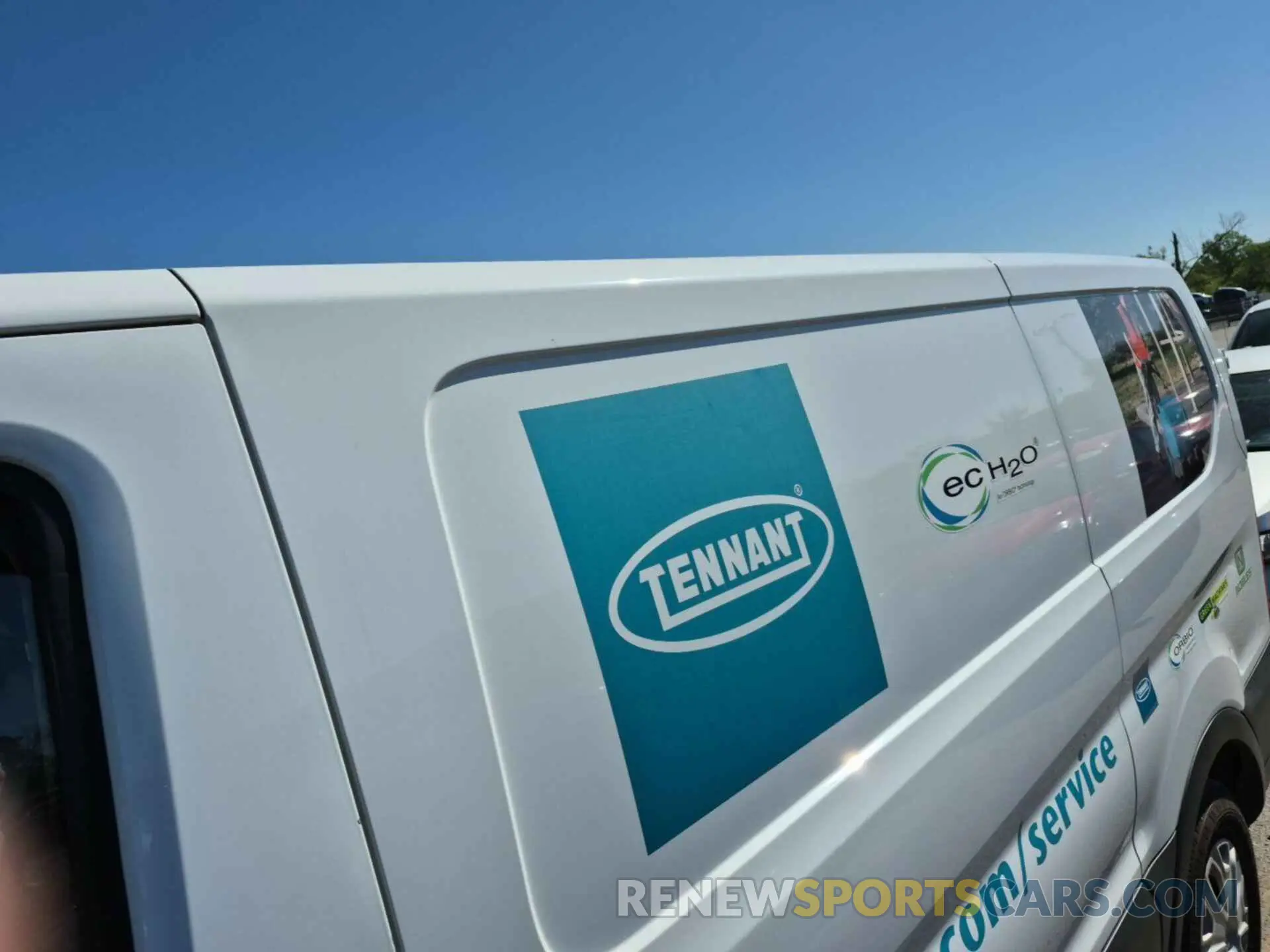 32 Photograph of a damaged car 1FTYE1YM4KKA38033 FORD TRANSIT 2019