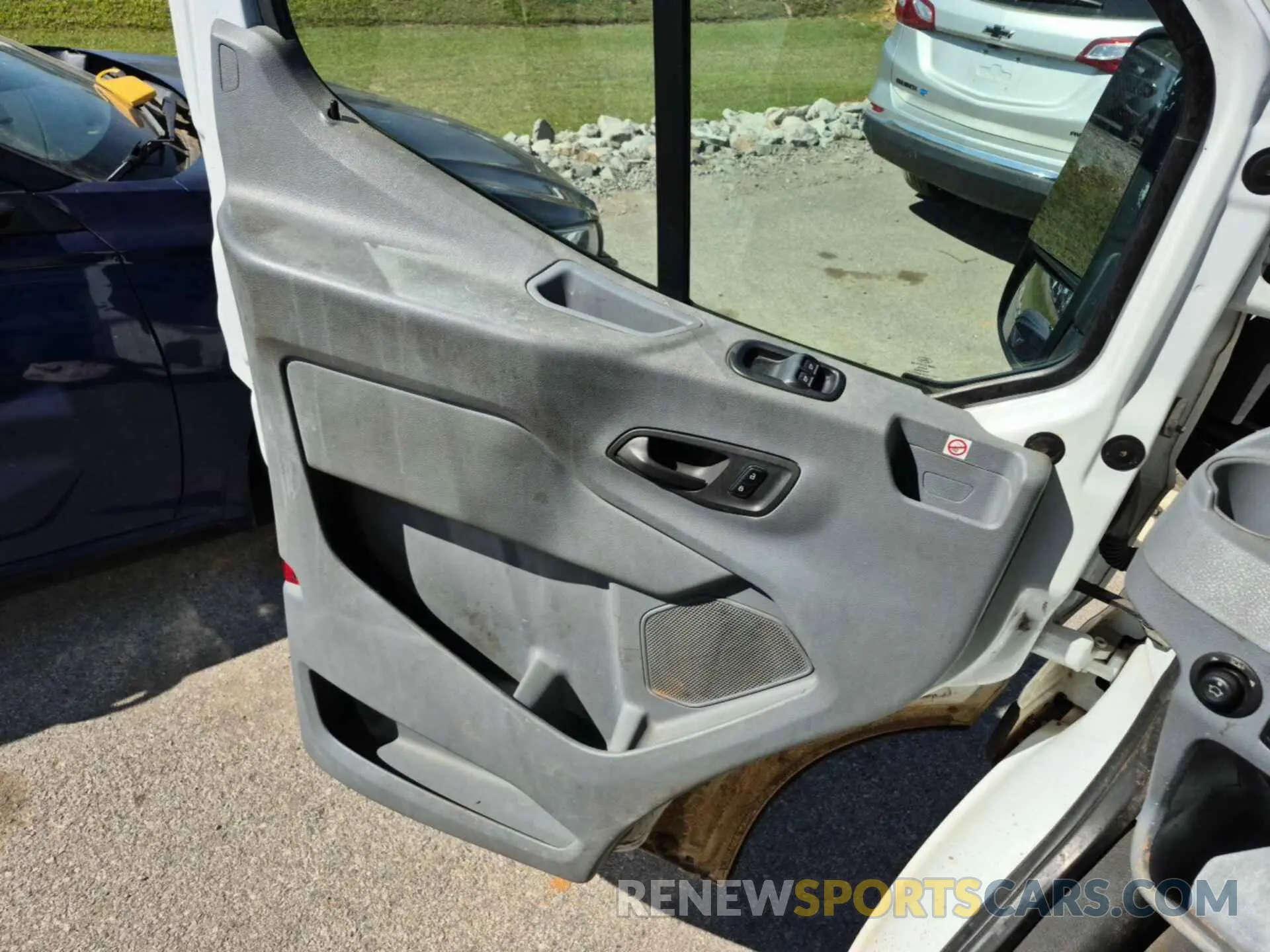 5 Photograph of a damaged car 1FTYE1YM4KKA38033 FORD TRANSIT 2019
