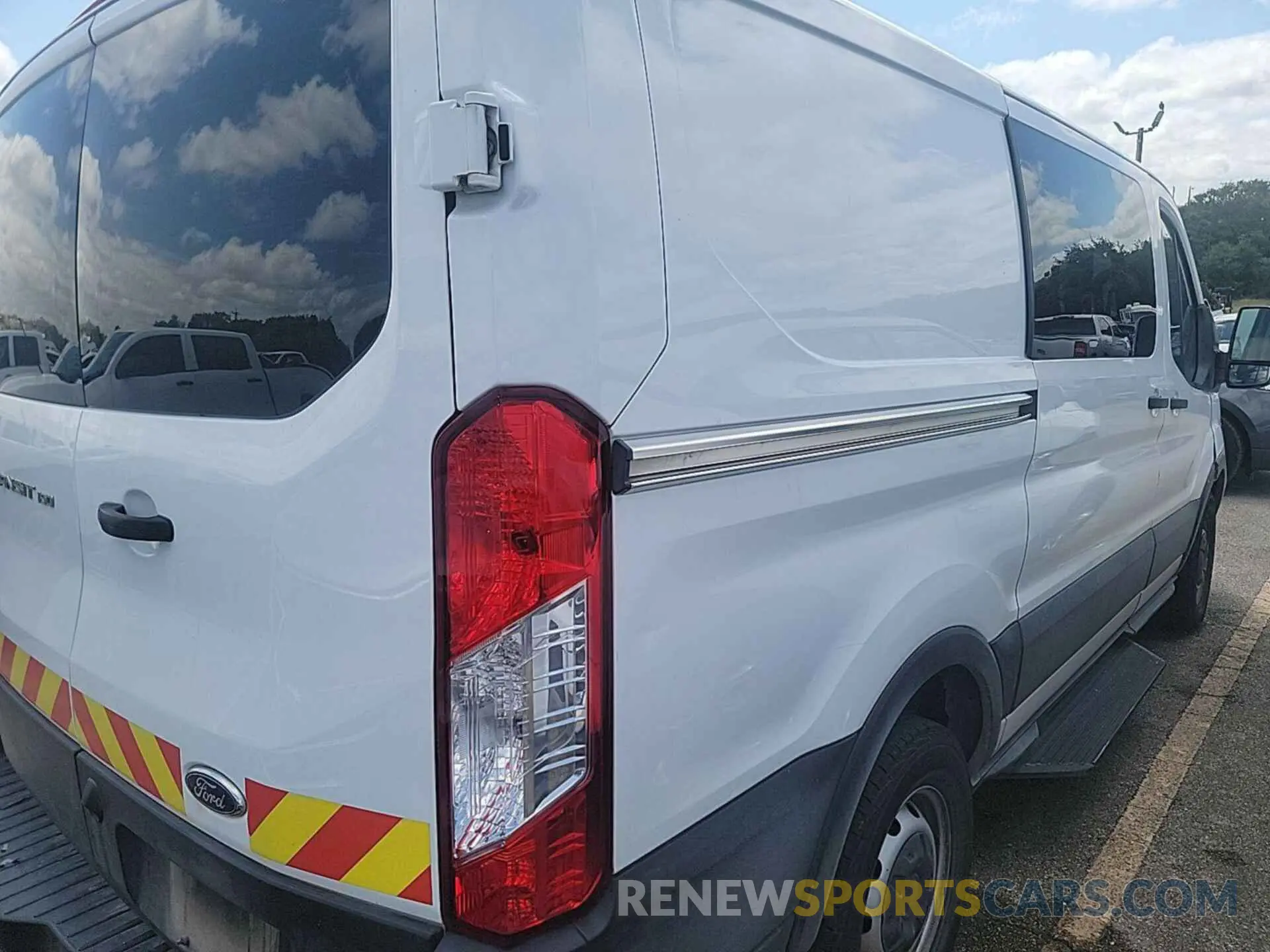 11 Photograph of a damaged car 1FTYE1YM4KKB31957 FORD TRANSIT 2019