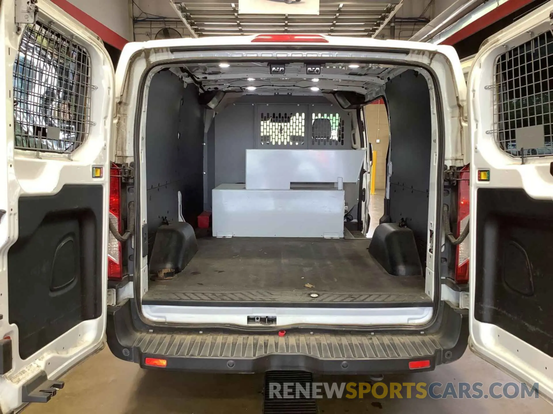 18 Photograph of a damaged car 1FTYE1YM5KKB28291 FORD TRANSIT 2019