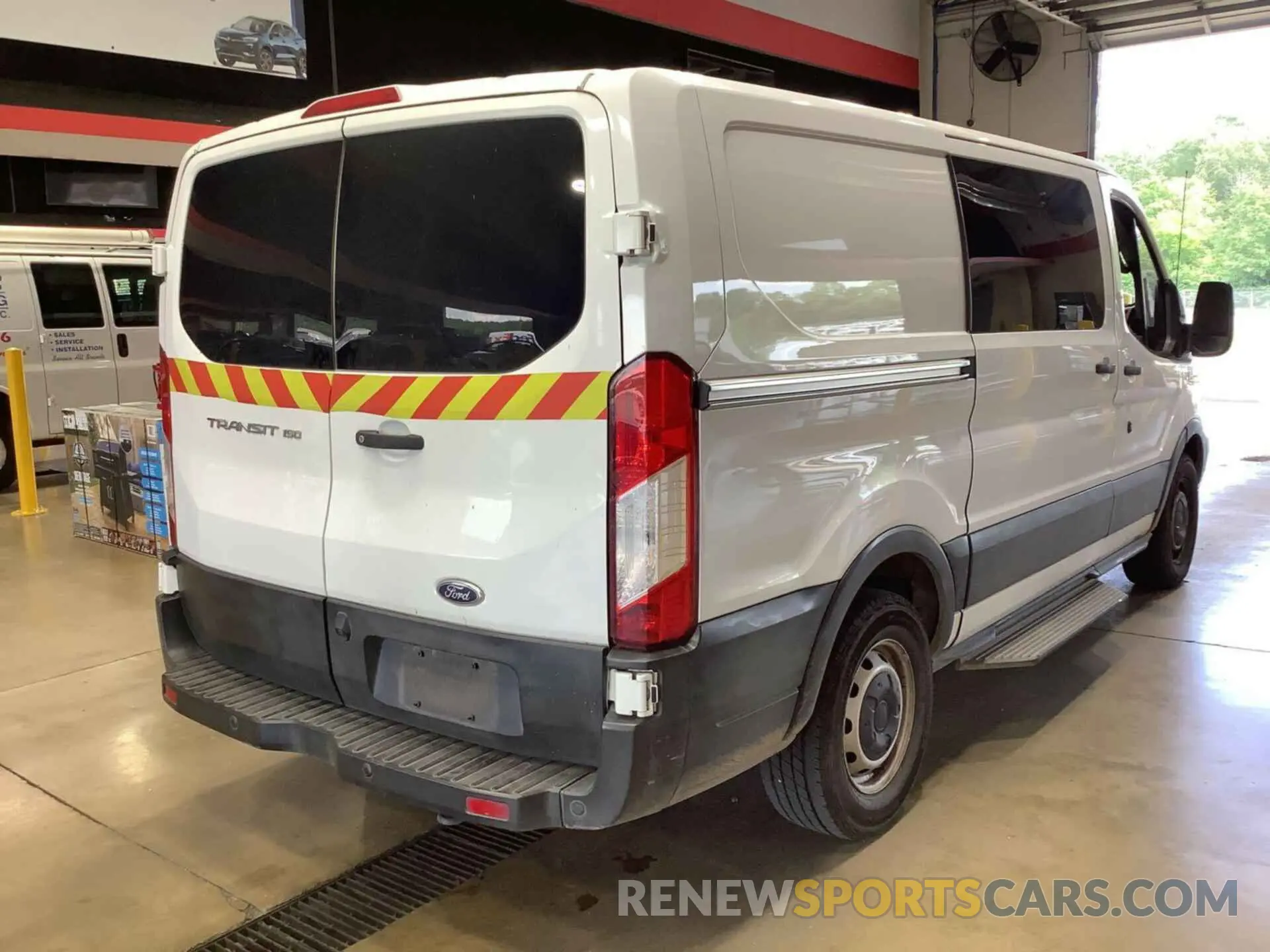 19 Photograph of a damaged car 1FTYE1YM5KKB28291 FORD TRANSIT 2019