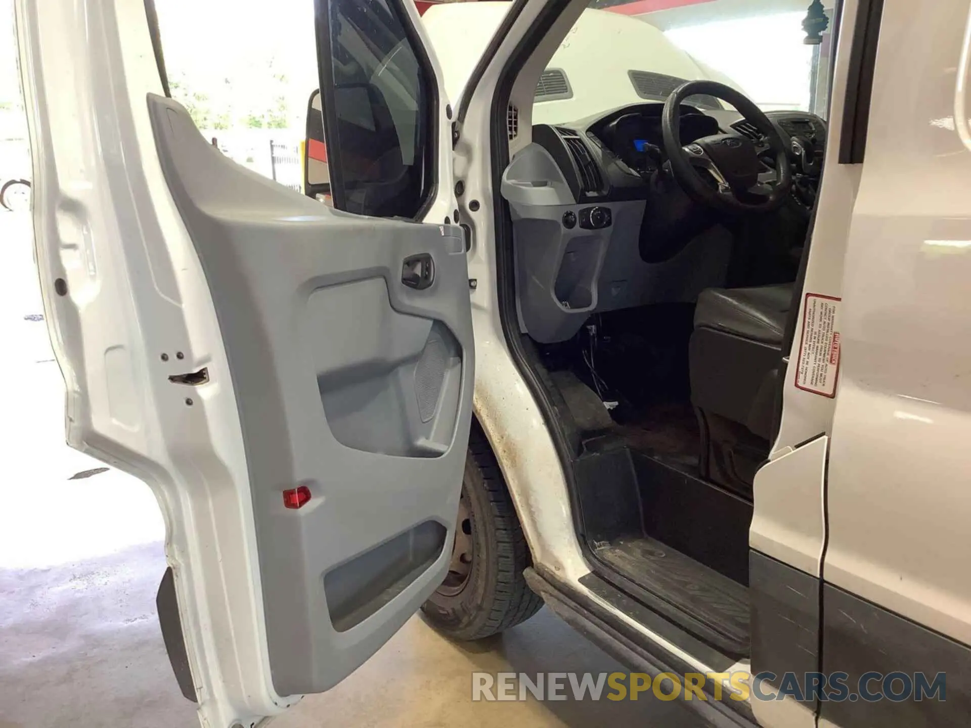 23 Photograph of a damaged car 1FTYE1YM5KKB28291 FORD TRANSIT 2019