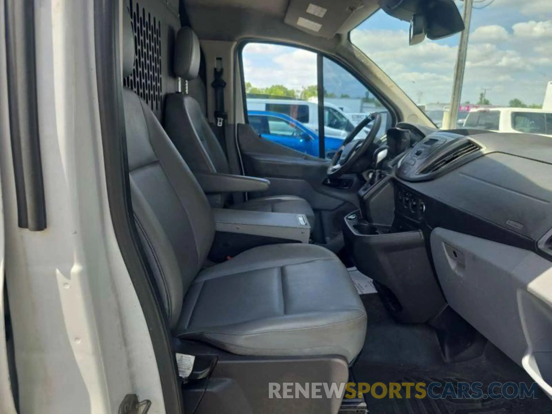 4 Photograph of a damaged car 1FTYE1YM8KKB28303 FORD TRANSIT 2019