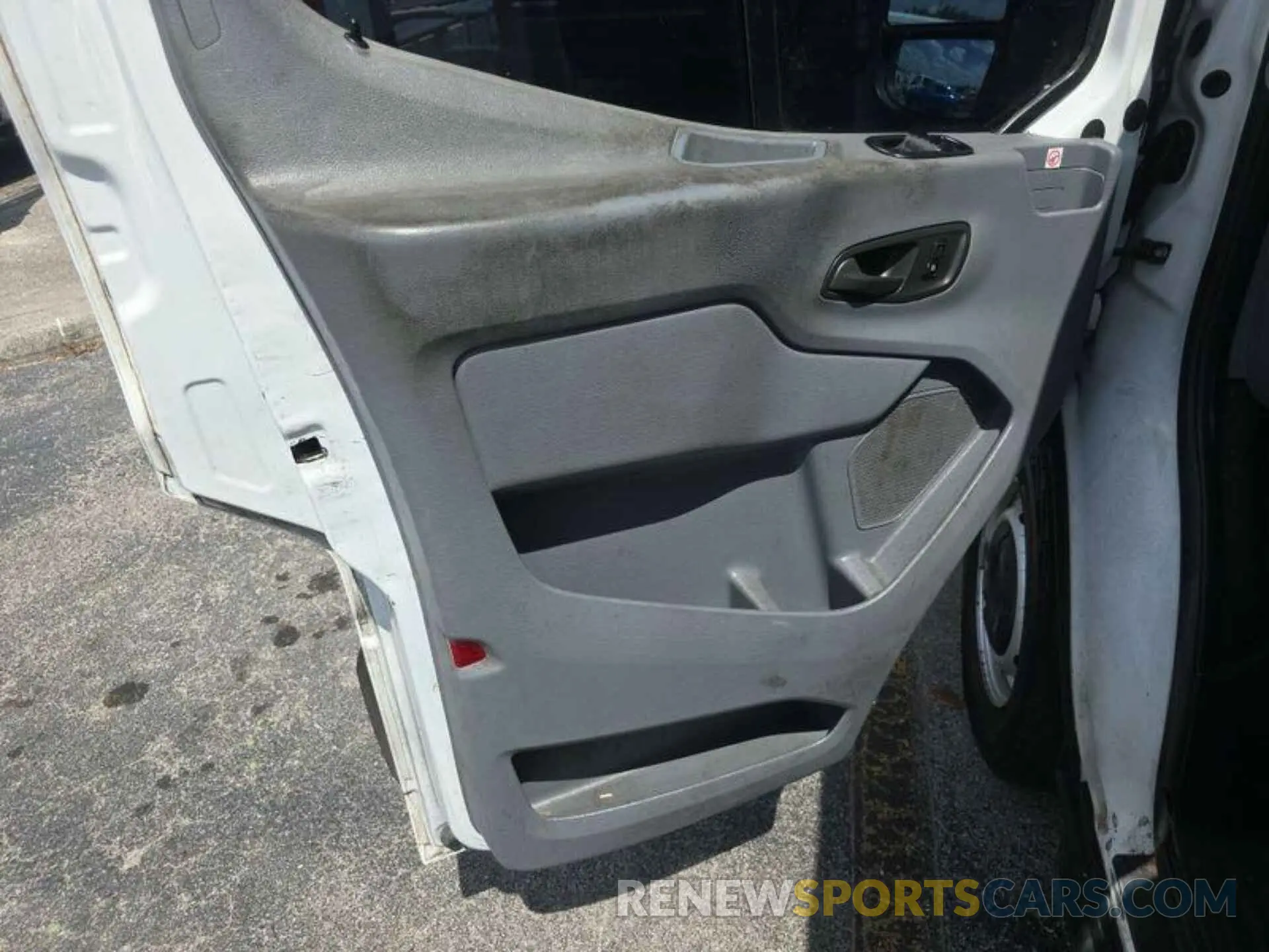 6 Photograph of a damaged car 1FTYE1YM8KKB28303 FORD TRANSIT 2019