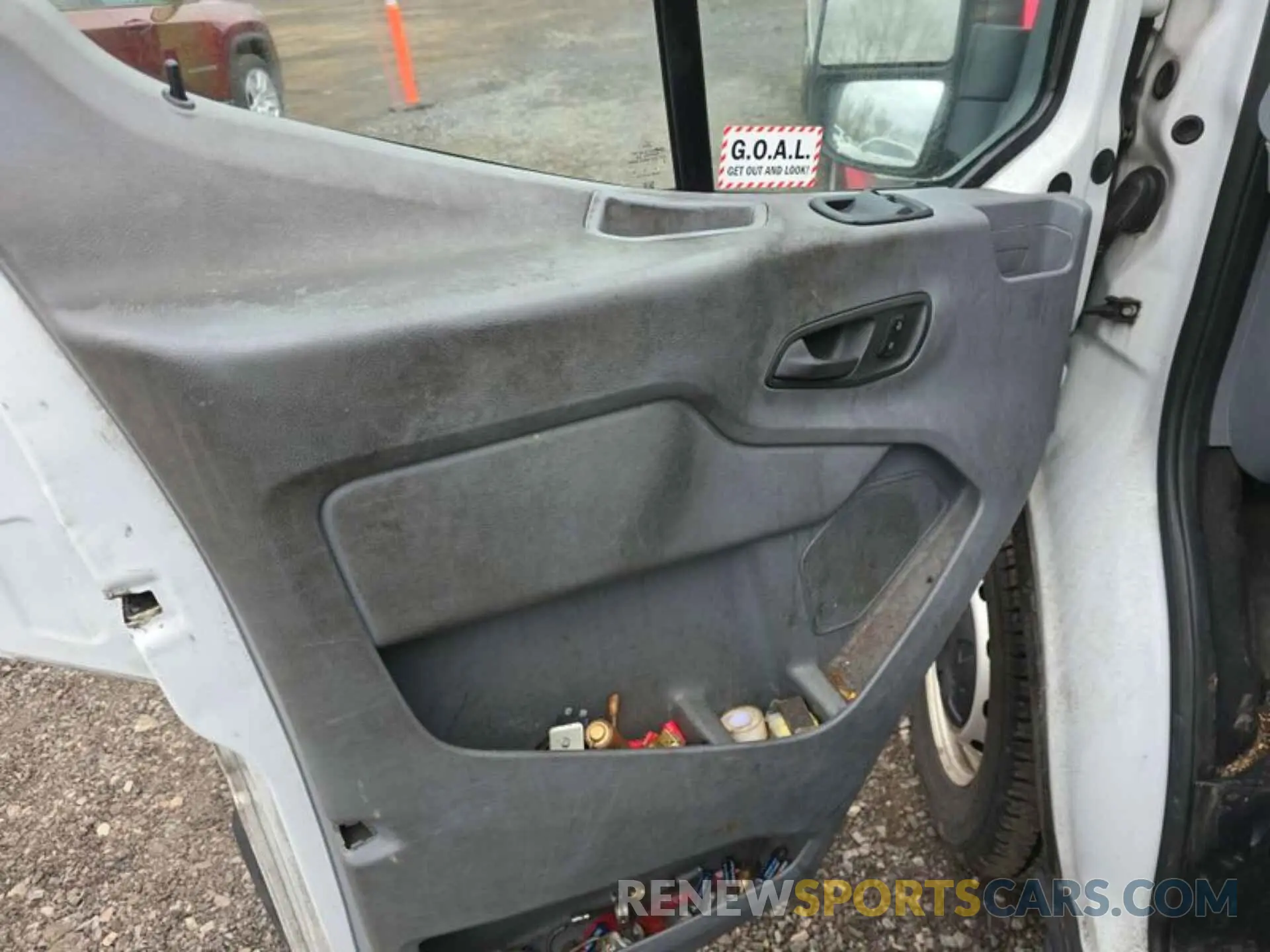 8 Photograph of a damaged car 1FTYE1ZM5KKA19893 FORD TRANSIT 2019